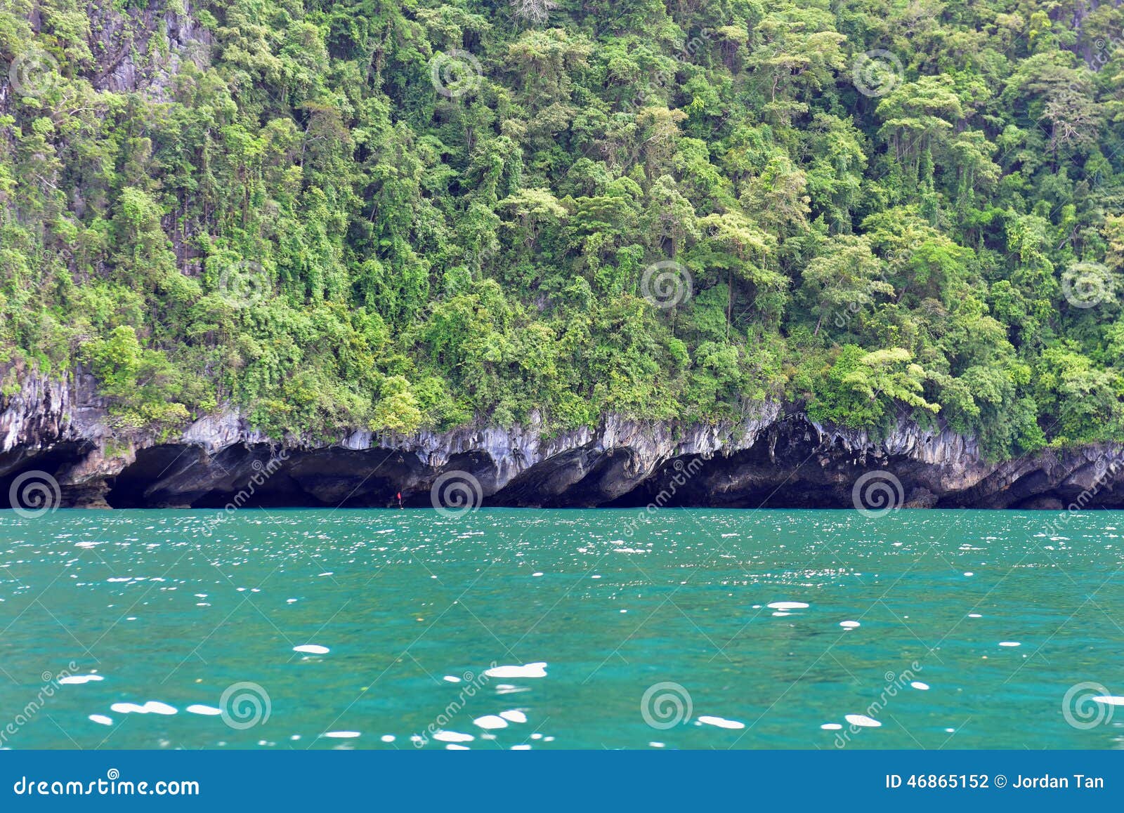 Ilha tropical com penhasco da saliência. Ilha tropical com as paredes do penhasco da saliência