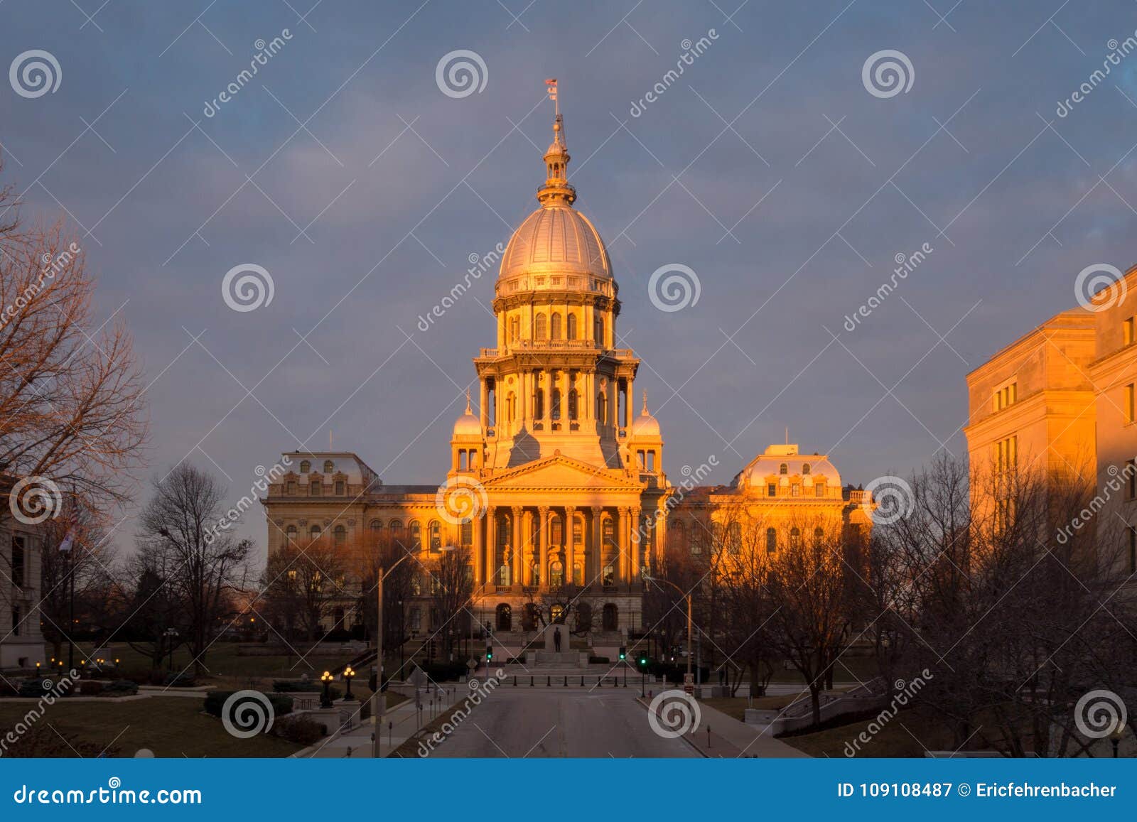 illinois state capitol building at sunrise in springfield illinois