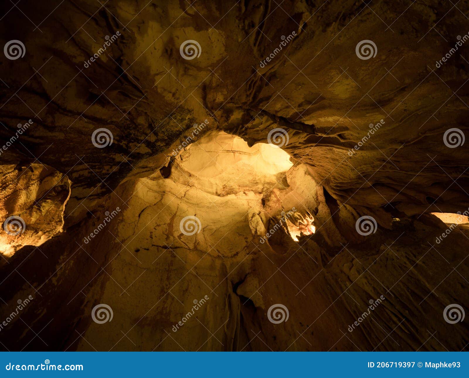 illuminated lit lights stalagmites stalactites limestone show cave cavern grutas da moeda in batalha leiria portugal