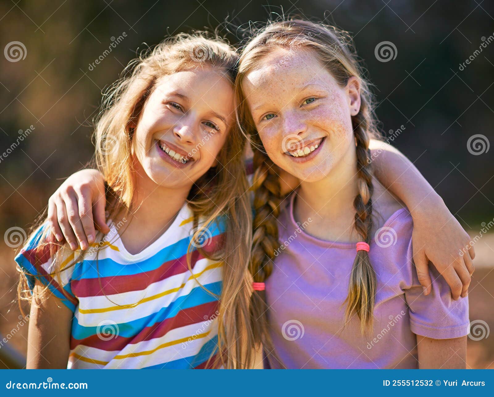 Ils Sont Les Meilleurs Amis Portrait De Deux Jeunes Filles Debout Ensemble En Plein Air Photo