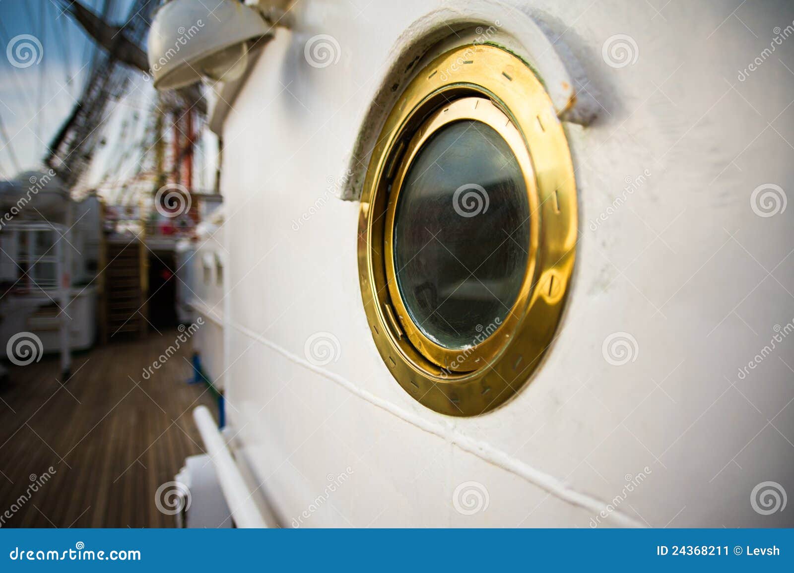 Отверстие в корабле. Иллюминатор. Иллюминатор корабля. Иллюминатор на судне. Иллюминатор старинного корабля.