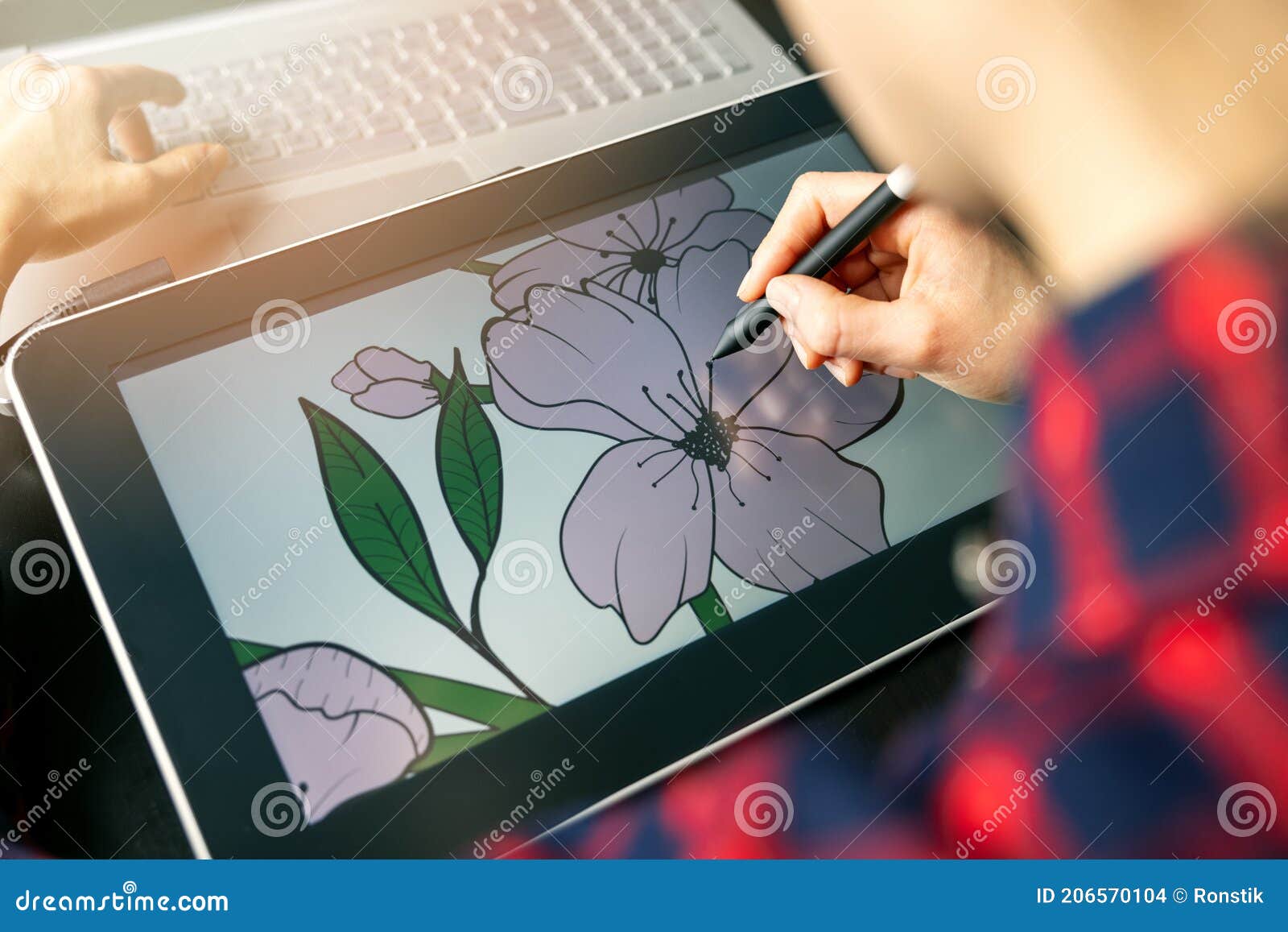 Ilustrador Diseñador Gráfico Ilustración Flor En De Dibujo Foto de archivo - Imagen de mano, digital: 206570104