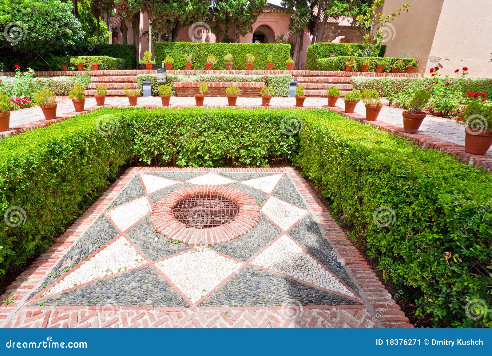 Im alten spanischen Garten stockbild. Bild von arabisch