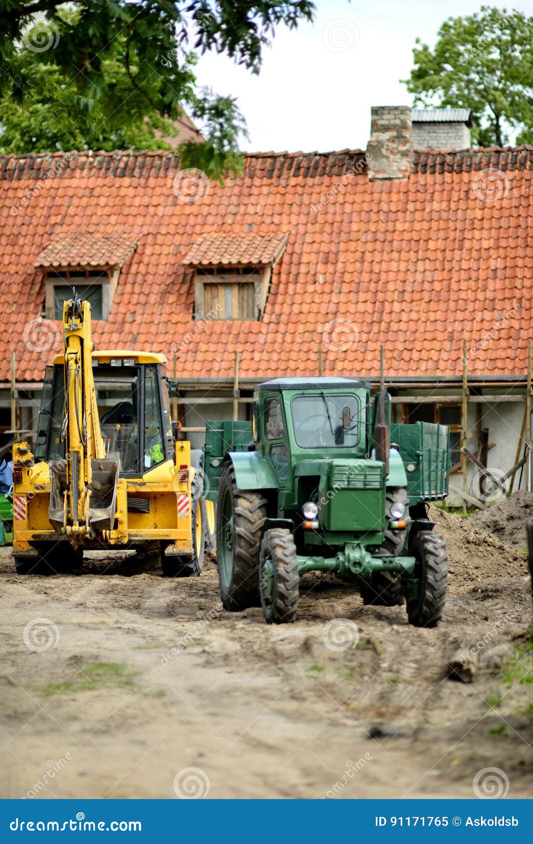 Im Bauernhaus Steht Das Yard Bagger Und Einen Traktor Mit Einem Trai