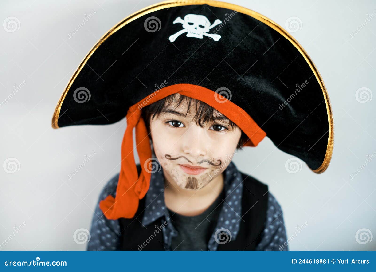 Im El Capitán De Esta Nave. Foto De Un Niño Vestido Con Un Traje De Pirata  Contra Un Fondo Blanco. Imagen de archivo - Imagen de partido, mirando:  244618881