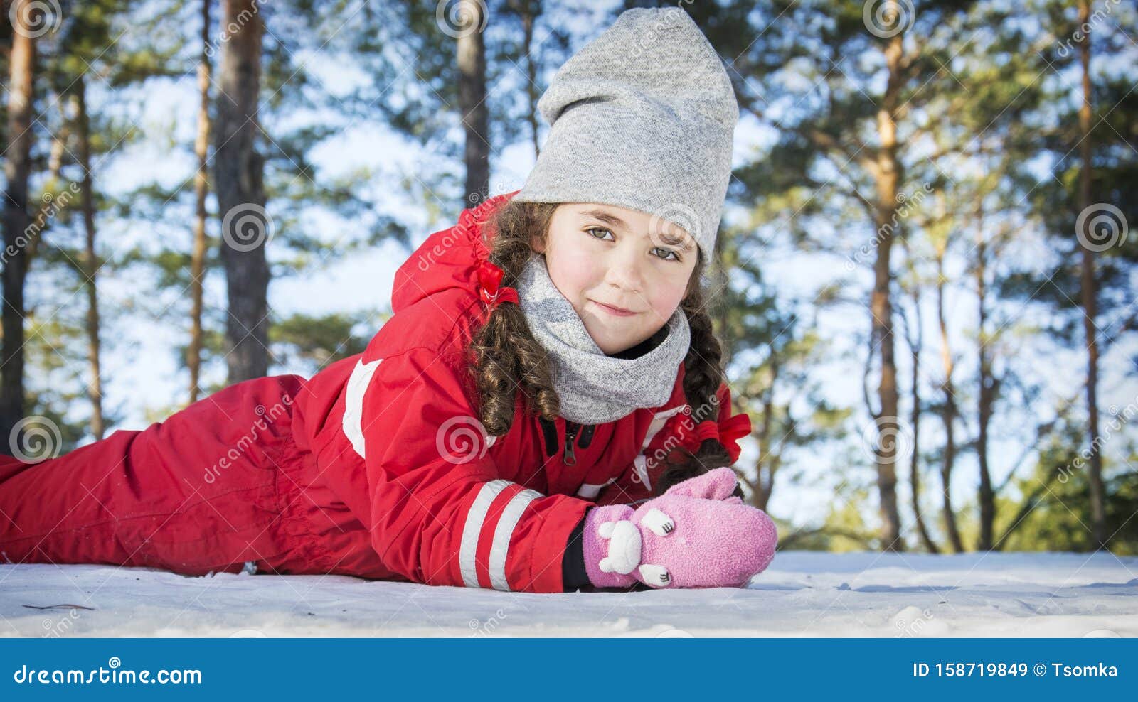 Im Winter An Einem Sonnigen Tag Im Wald Liegt Ein Kleines Madchen Im Schnee Stockbild Bild Von Glucklich Entzuckend 158719849