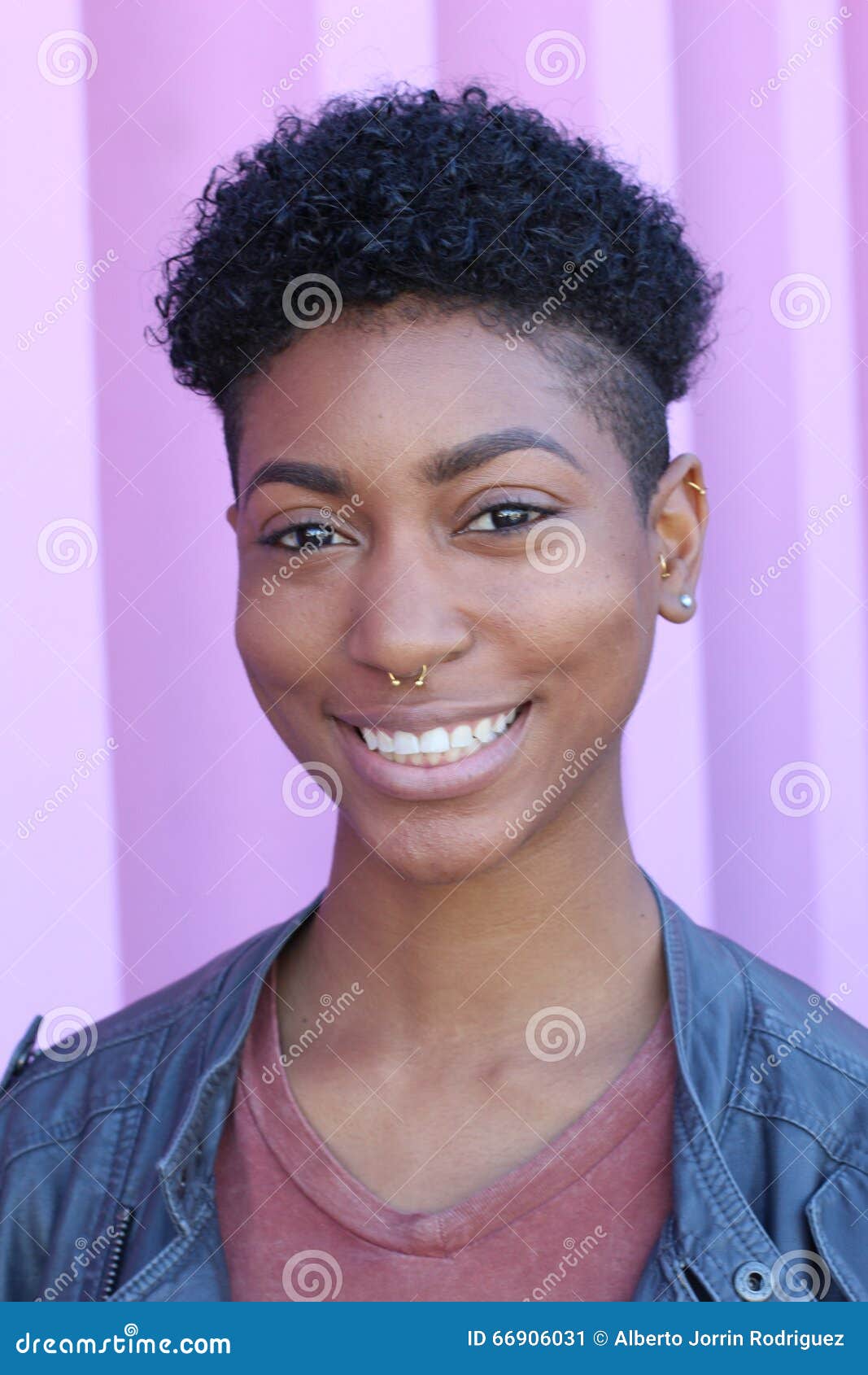 Image Courante D'une Jeune Femme De Couleur Attirante Avec Le Style
