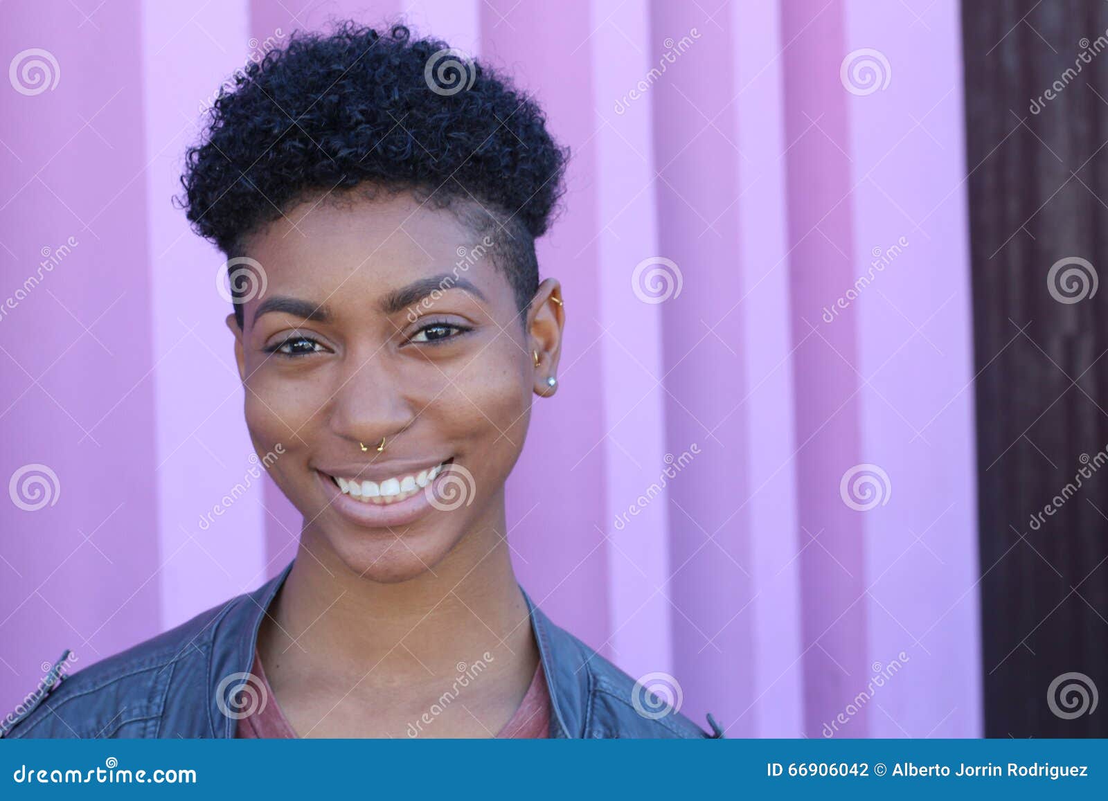 Image Courante D'une Jeune Femme De Couleur Attirante Avec Le Style
