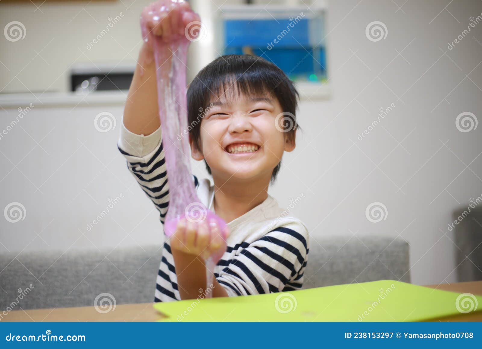 Image D'un Garçon Faisant De La Slime Image stock - Image du copie