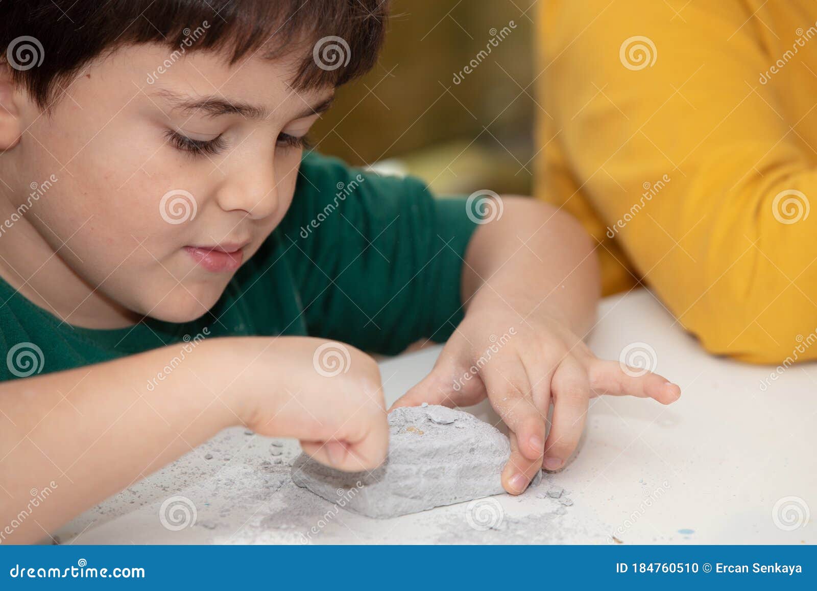 Petit Enfant Jouant Avec Un Jeu D'archéologie De Jouets. Enfant