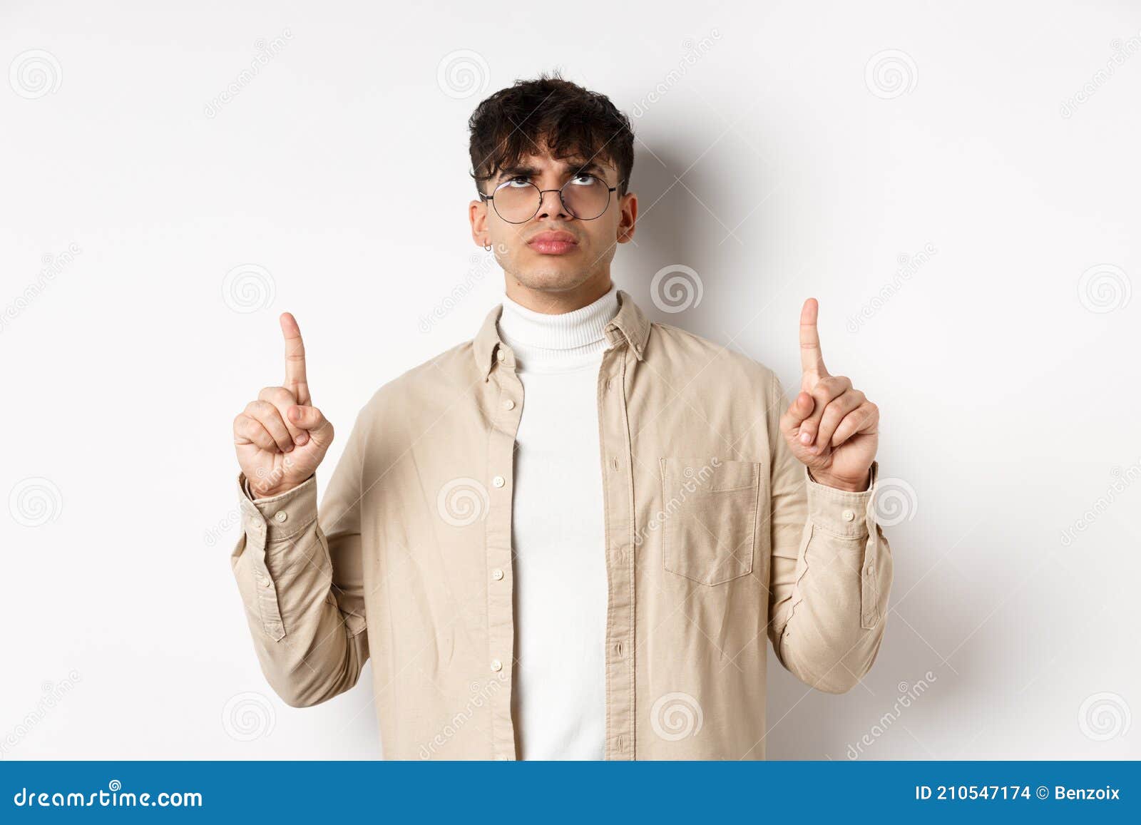 Image D'un Jeune Homme Ennuyé Ou Offensé Regardant Les Doigts Vers Le Haut  Gêné Fronde Déçu Debout Sur Blanc Photo stock - Image du mode, glaces:  210547174