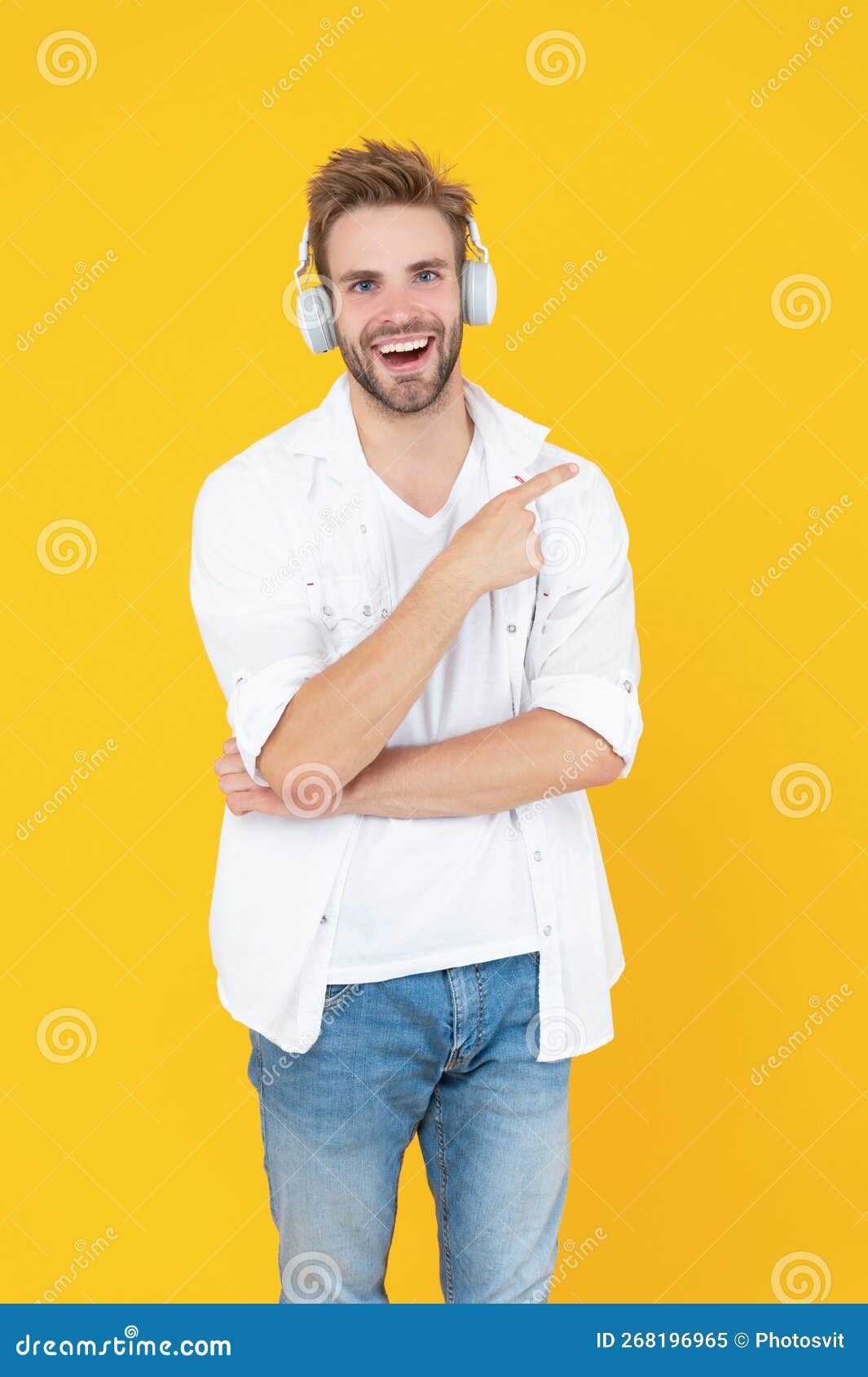 Image De L'homme Porter Casque De Musique. L'homme Porte Un Casque De  Musique Isolé En Blanc. Image stock - Image du positif, fond: 268196965