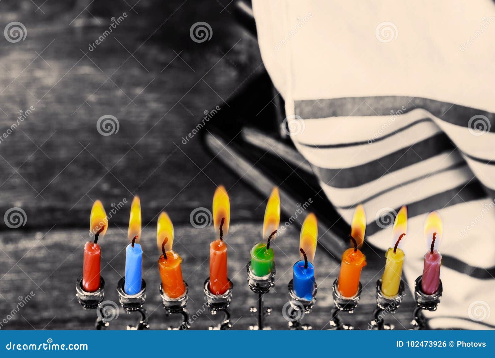 Image discrète de fond juif de Hanoucca de vacances avec les candélabres traditionnels de menorah et les bougies brûlantes. Image discrète de fond juif de Hanoucca de vacances avec les candélabres traditionnels de menorah et les bougies et le recouvrement brûlants de scintillement