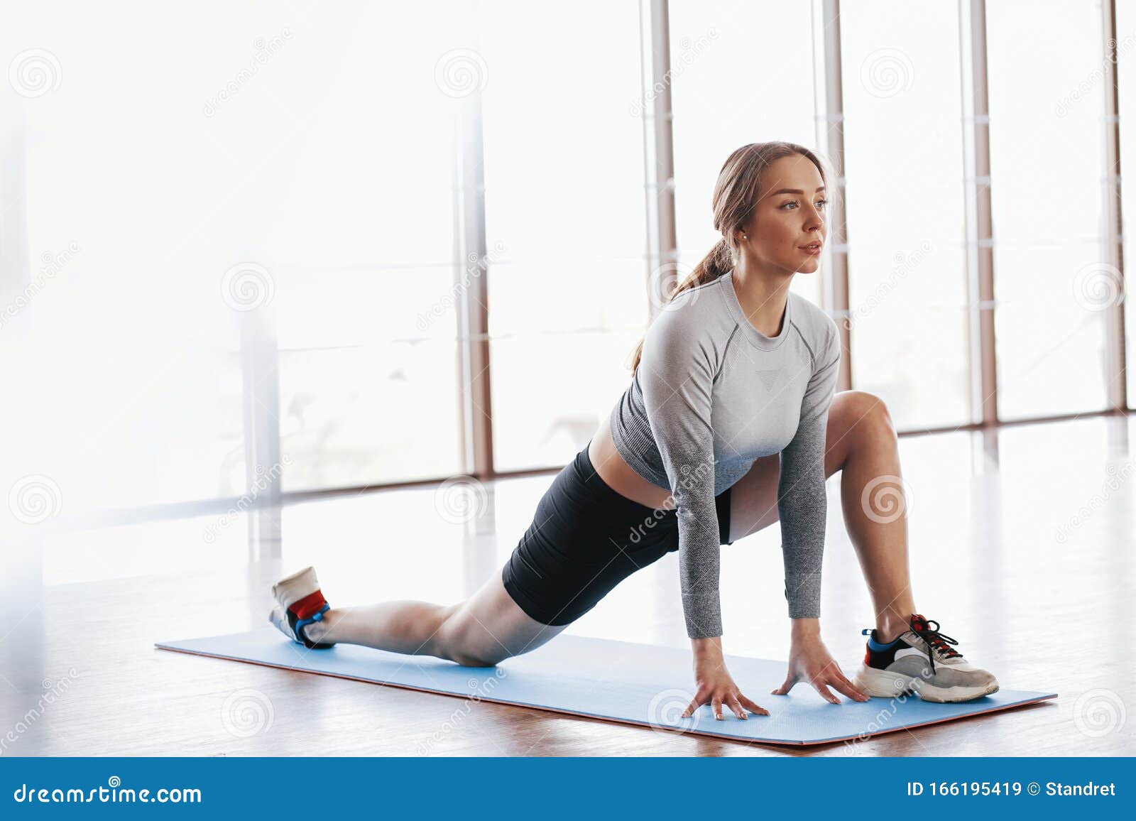 Concept De Remise En Forme, De Sport, De Personnes Et De Soins De Santé -  Jeune Femme