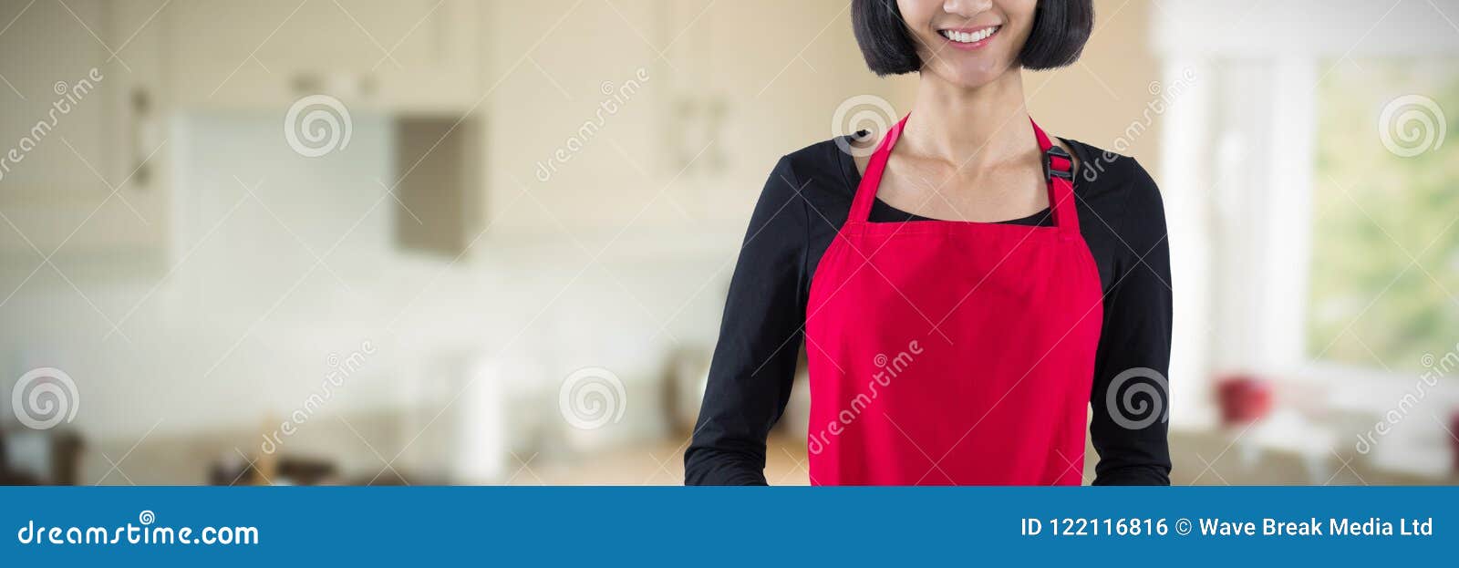 Imagem composta da empregada de mesa de sorriso que está com mãos no bolso contra o fundo branco. Empregada de mesa de sorriso que está com mãos no bolso contra o fundo branco contra o interior da cozinha