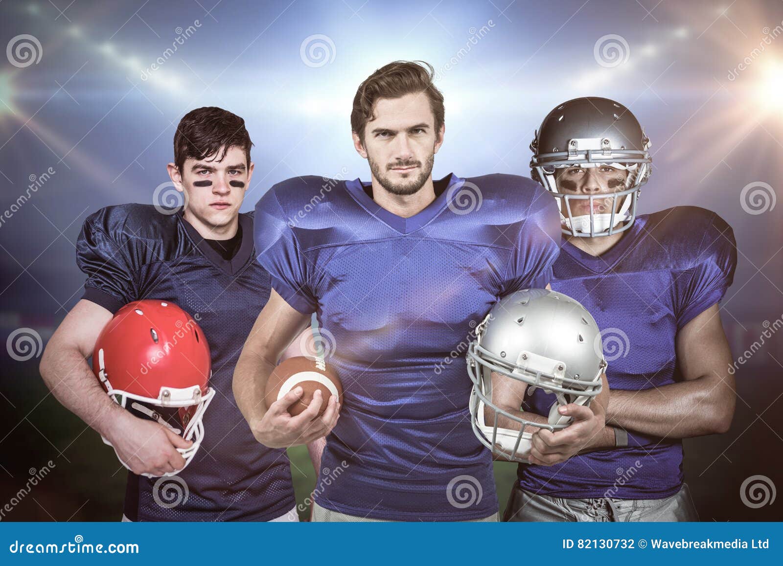 Imagem composta da equipa de futebol americana 3D. Equipa de futebol 3D americana contra o passo de futebol com luzes e bandeiras
