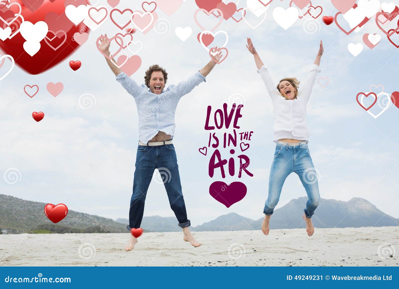 Imagem composta dos pares novos alegres que saltam na praia. O par novo alegre que salta na praia contra o amor está no ar