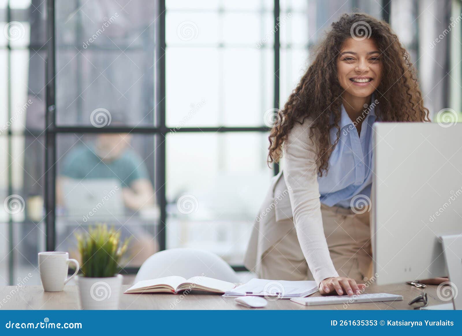 Linda Dama Alegre Usando Laptop Para Conversar Com Uma Foto De