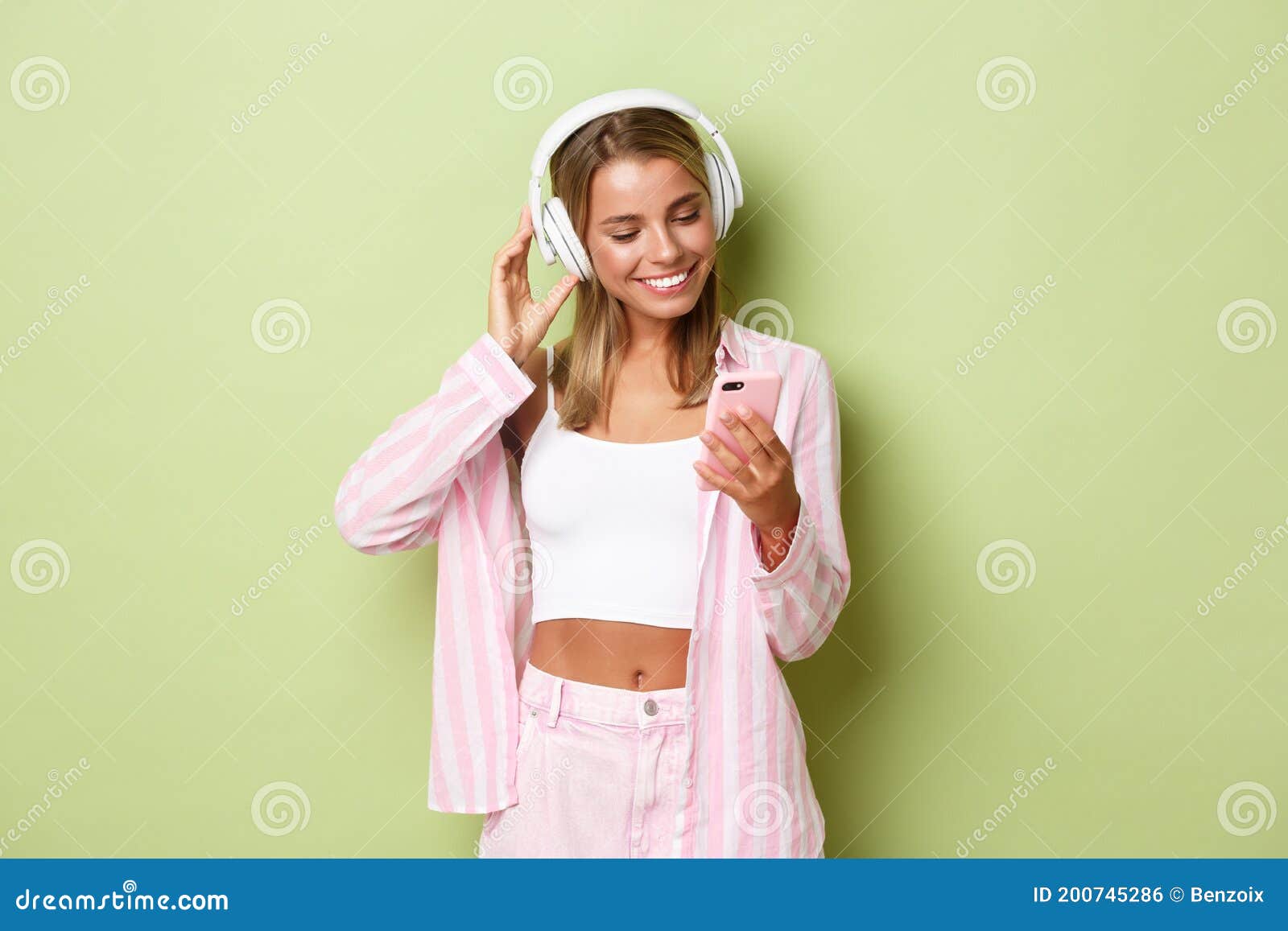 Imagem De Uma Moca Loira Moderna Em Roupas Cor De Rosa Segurando Um Telefone Celular E Sorrindo Ouvindo Musica Em Fones De Ouvi Foto De Stock Imagem De Blond Bonito Imagem De Uma Moca Loira Moderna Em Roupas Cor De Rosa Segurando Um Telefone Celular E Sorrindo Ouvindo Musica Em Fones De Ouvi Foto De Stock Imagem De Blond Bonito
