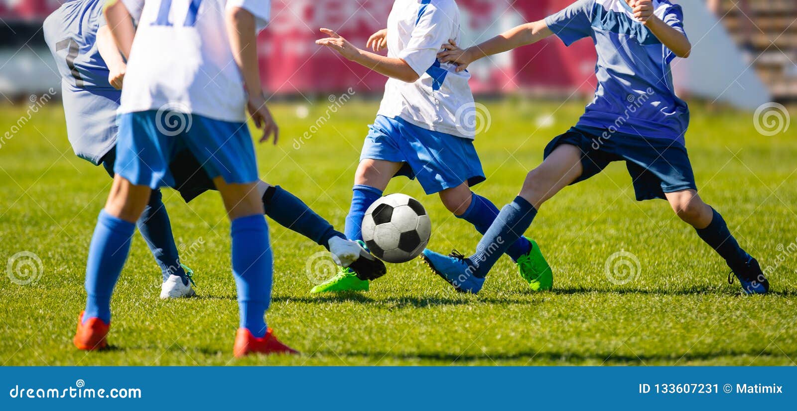 Jogador De Futebol Jogando Bola No Fundo. Imagem De Baixo ângulo