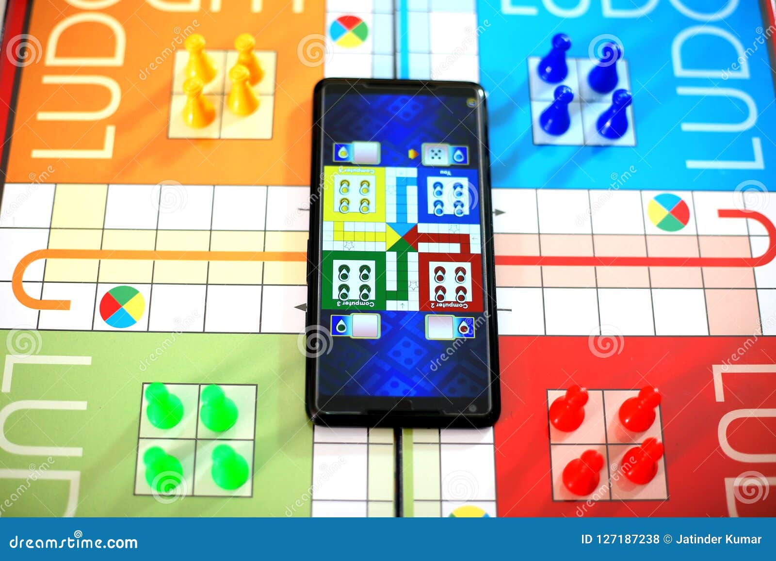 Imagem Do Jogo De Ludo No Telefone Com Placa De Ludo Foto de Stock - Imagem  de infância, escadas: 127187238