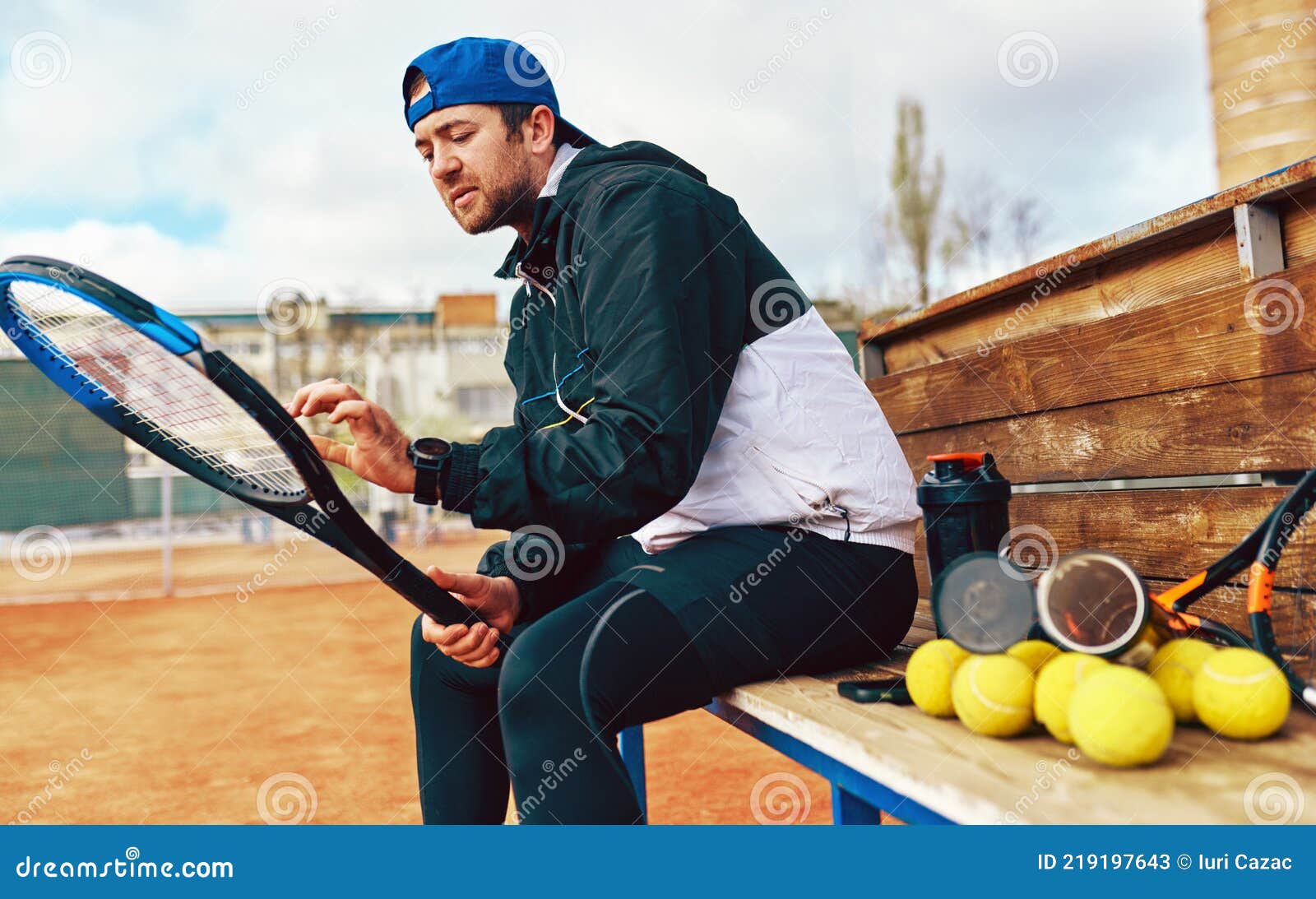 Jogador De Tênis Masculino Sentado No Banco Com Uma Raquete Aglutando Na  Quadra De Tênis Preparando-se Para O Jogo. Jogador De Tên Imagem de Stock -  Imagem de rede, povos: 219197677