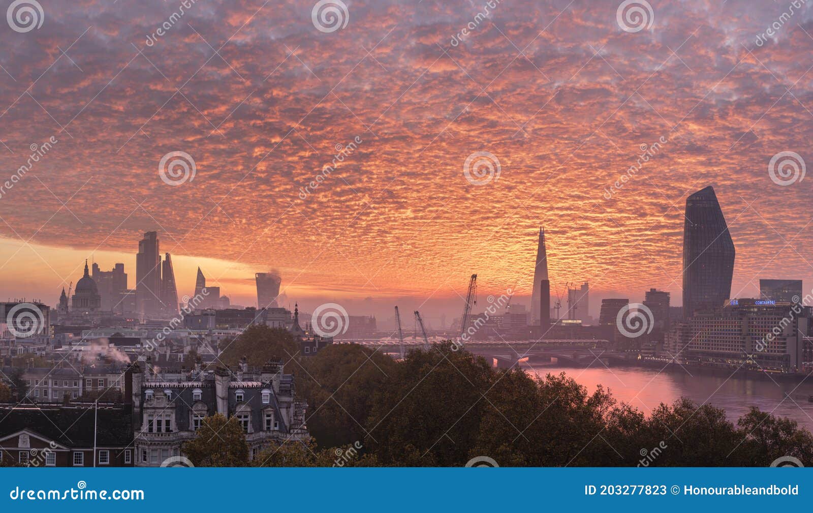 Imagem Majestosa Da Paisagem Do Nascer Do Sol Sobre a Paisagem Urbana