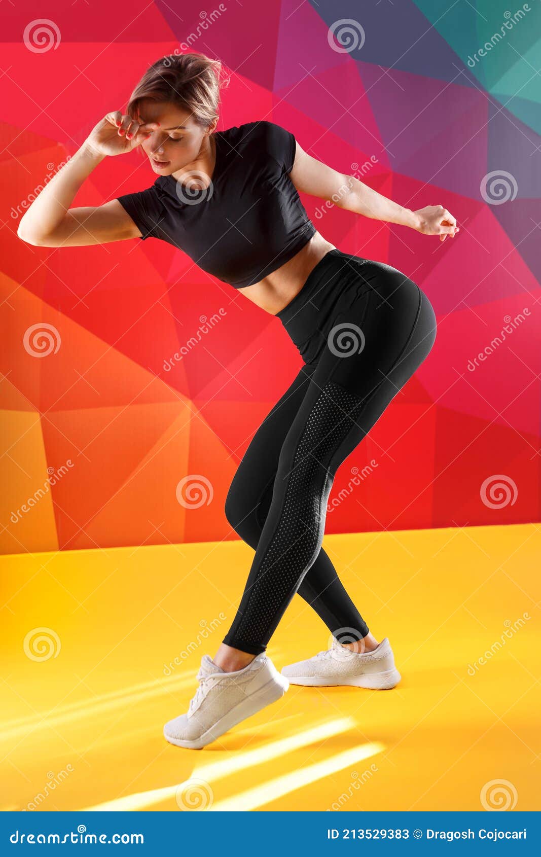 Imagen Completa De Una Mujer Vestida Con Ropa Deportiva Negra Ajustada En El Estudio Aislado Fondo De Color Amarillo. Imagen de archivo - Imagen de zapatos, muchacha: 213529383