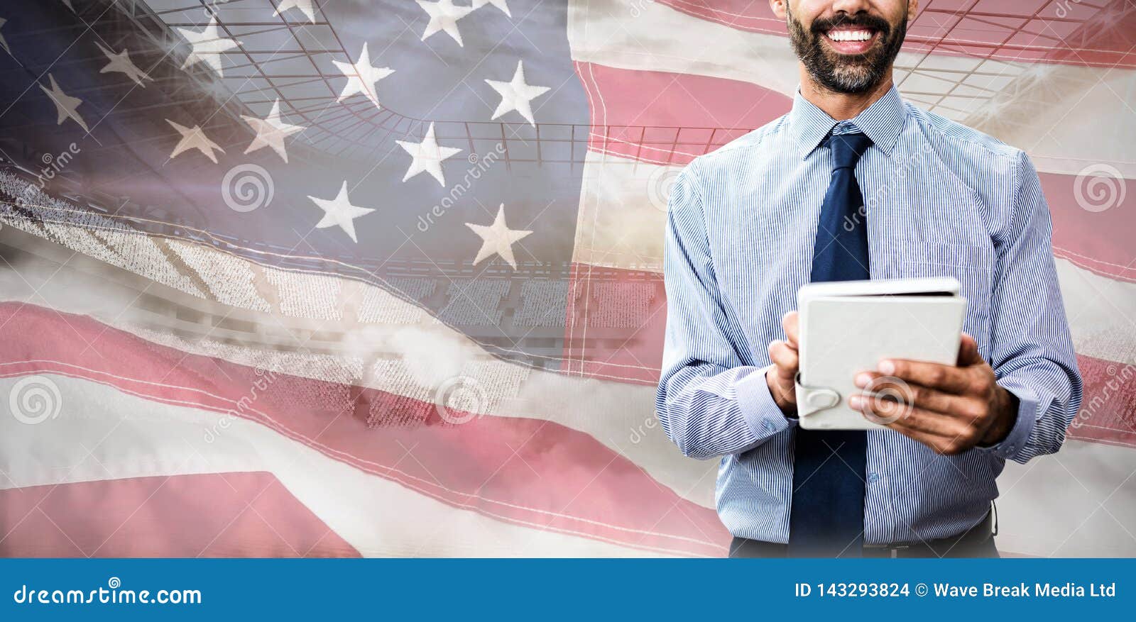 Imagen compuesta del retrato del hombre de negocios sonriente que usa la tableta. Retrato del hombre de negocios sonriente que usa la tableta contra el primer de una bandera americana