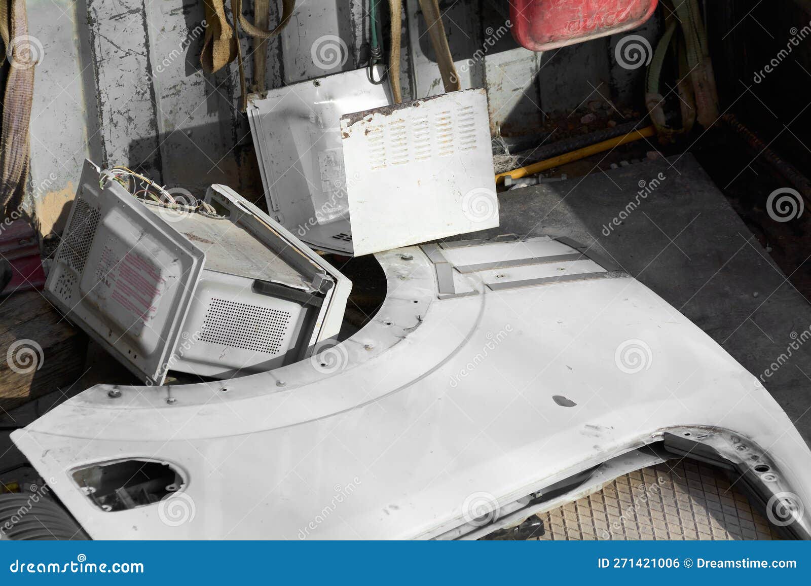 Imagen De Chatarra Dentro De Un Camión Para Reciclaje Foto de