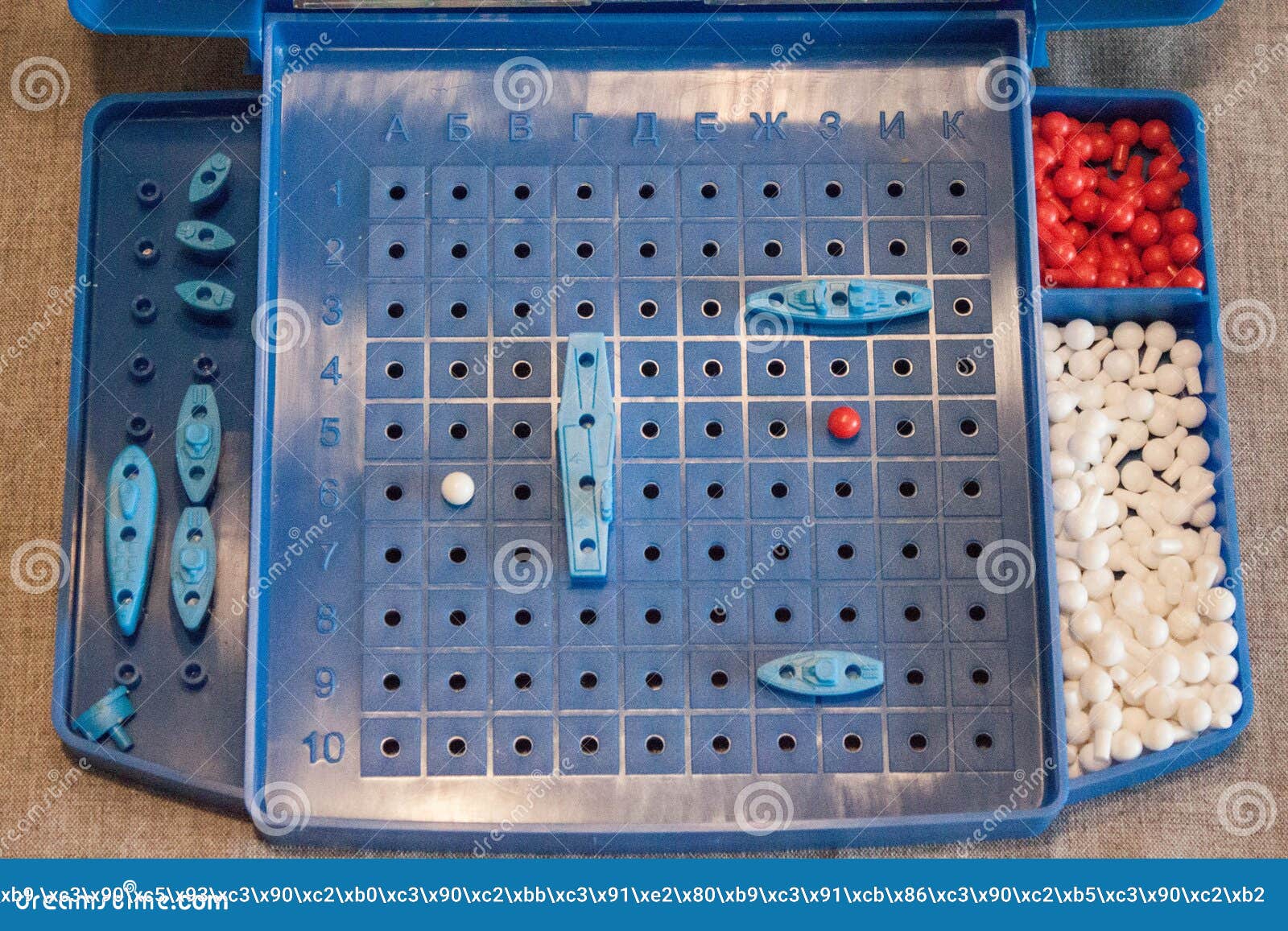 Buque de guerra pastel Alargar Imagen De La Batalla Naval Del Juego De Mesa Con El Campo En El Cual Las Naves Están Situadas Y Los Envases Para Los Microprocesa Imagen de archivo - Imagen de rojo, Buque de guerra pastel Alargar Imagen De La Batalla Naval Del Juego De Mesa Con El Campo En El Cual Las Naves Están Situadas Y Los Envases Para Los Microprocesa Imagen de archivo - Imagen de rojo,