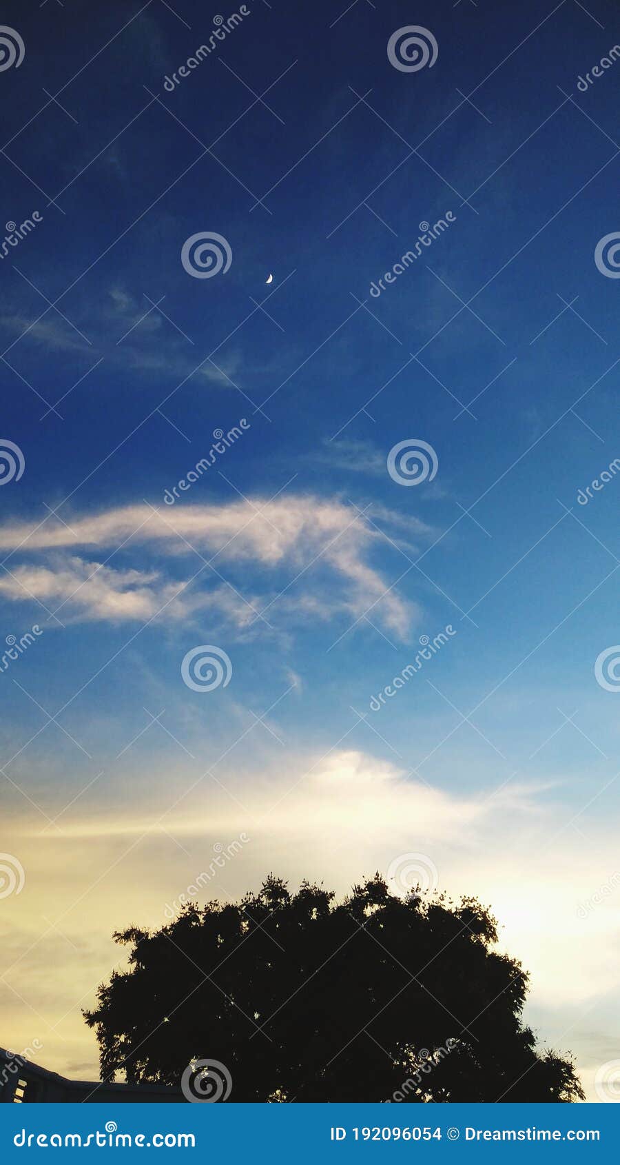 Imagen De La Hora Del Sol Con Una Hermosa Luna Foto de archivo - Imagen
