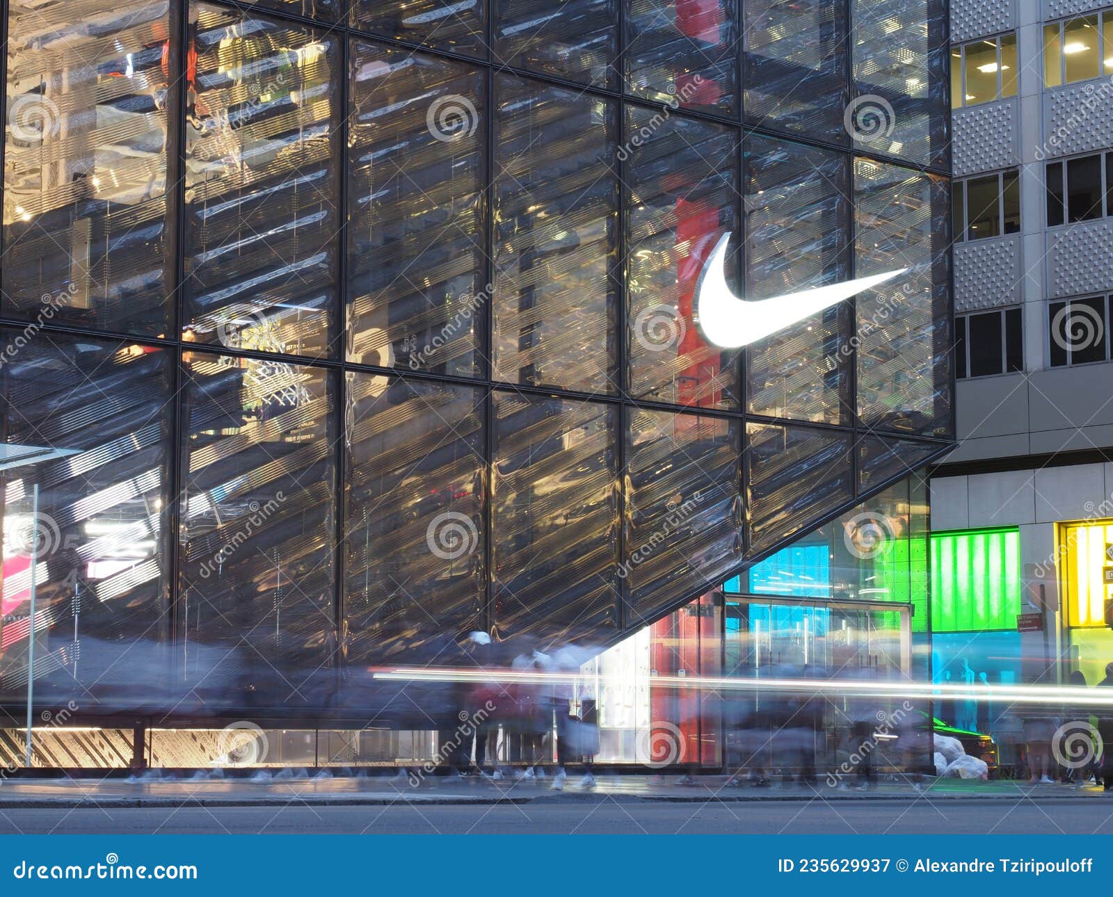Imagen De La Tienda Nike Situada En La 5ª Avenida. Fotografía editorial - Imagen de céntrico, nike: