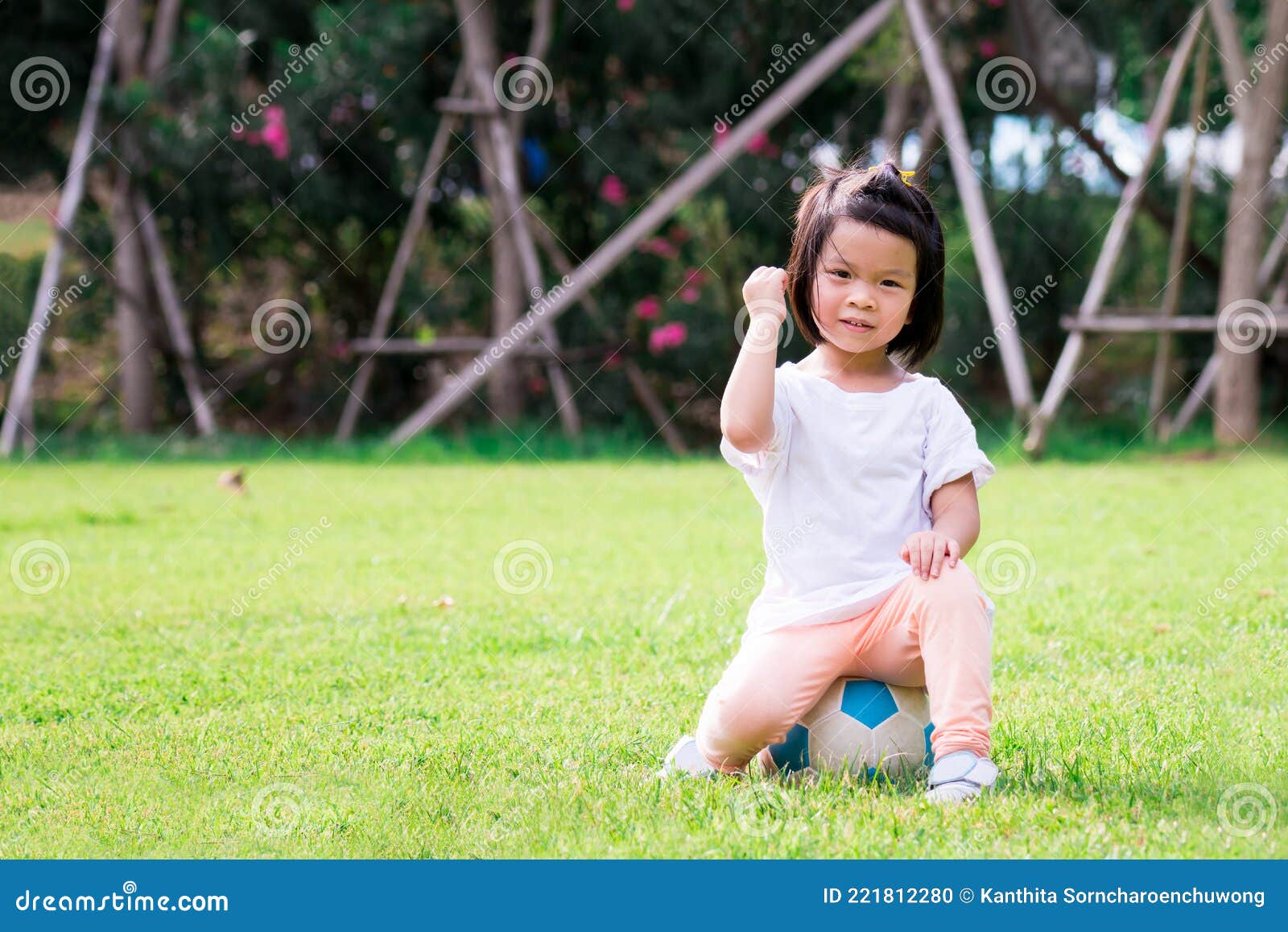 Imagen De Retrato De Una Niña Asiática De 4 Años Sentada Sobre Una Bola  Blanca. Foto de archivo - Imagen de hembra, balompié: 221812280