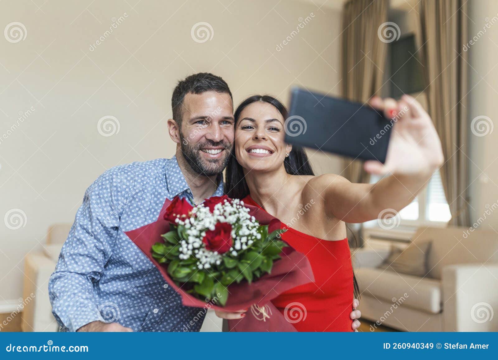 Encantadora pareja celebrando su aniversario en casa Fotografía de