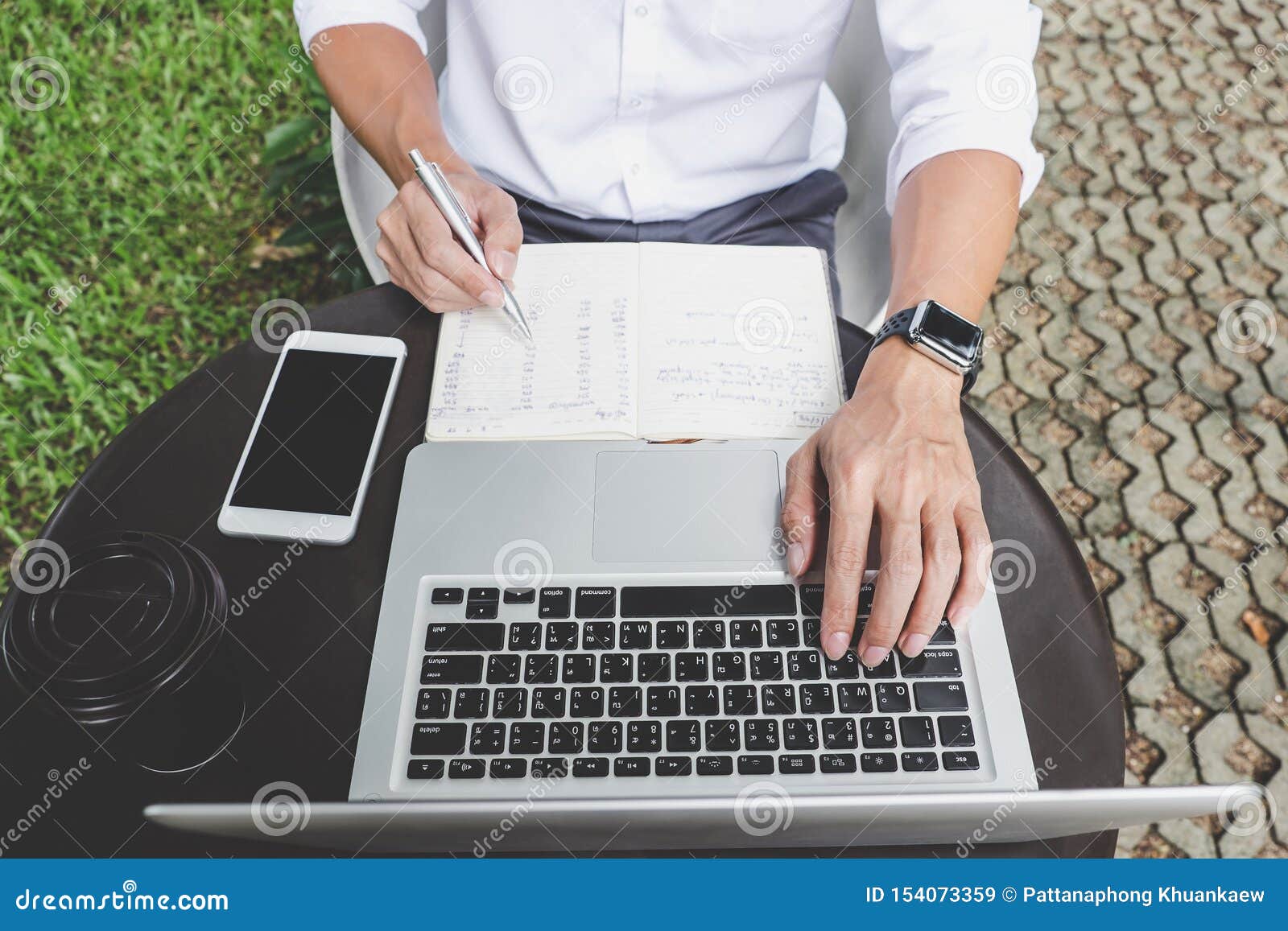 Imagen del hombre de negocios que trabaja con el ordenador port?til y los datos financieros sobre la tabla en oficina al aire lib. Image of businessman working with laptop and analysis financial document data on table in outdoor office, finance,investment, business concept and Accounting,Economic,commercial