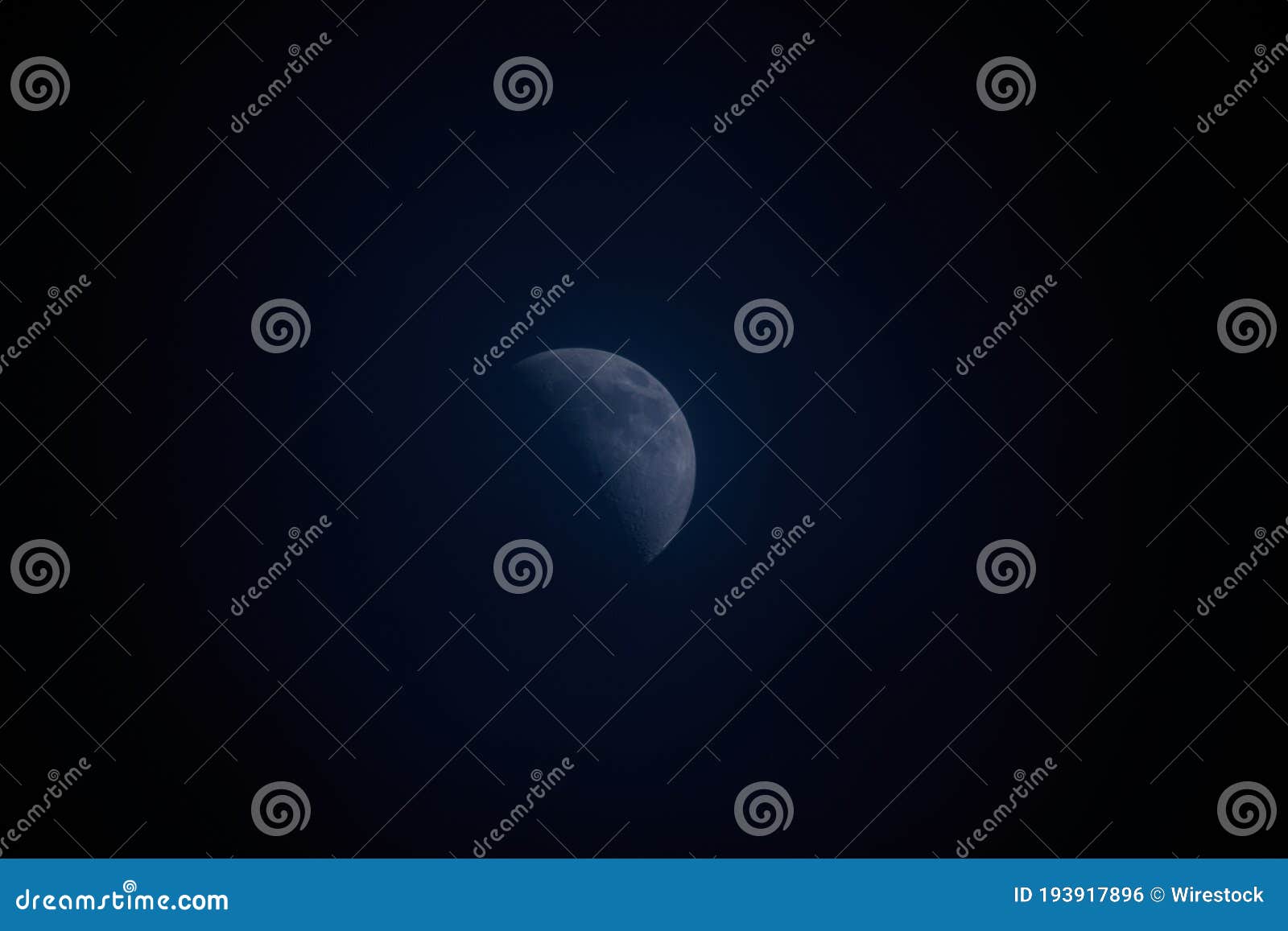 Imagen En ángulo Bajo De La Luna Del Primer Cuarto De Noche Perfecta Para Fondos De Pantalla Foto de archivo - Imagen de primero, cielo: 193917896 Imagen En ángulo Bajo De La Luna Del Primer Cuarto De Noche Perfecta Para Fondos De Pantalla Foto de archivo - Imagen de primero, cielo: 193917896