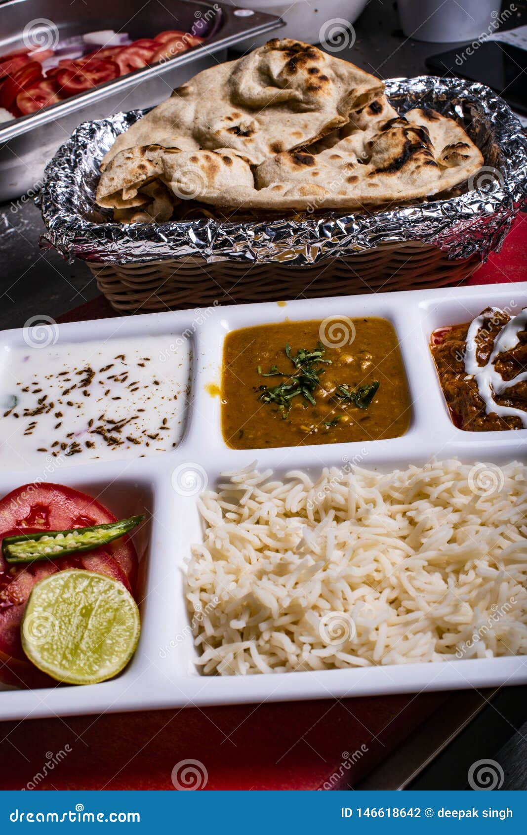 Imagen india de la comida para hacer algunos ambientes del postie. Placa india de la comida que es perfecta para un cierto algo d?a