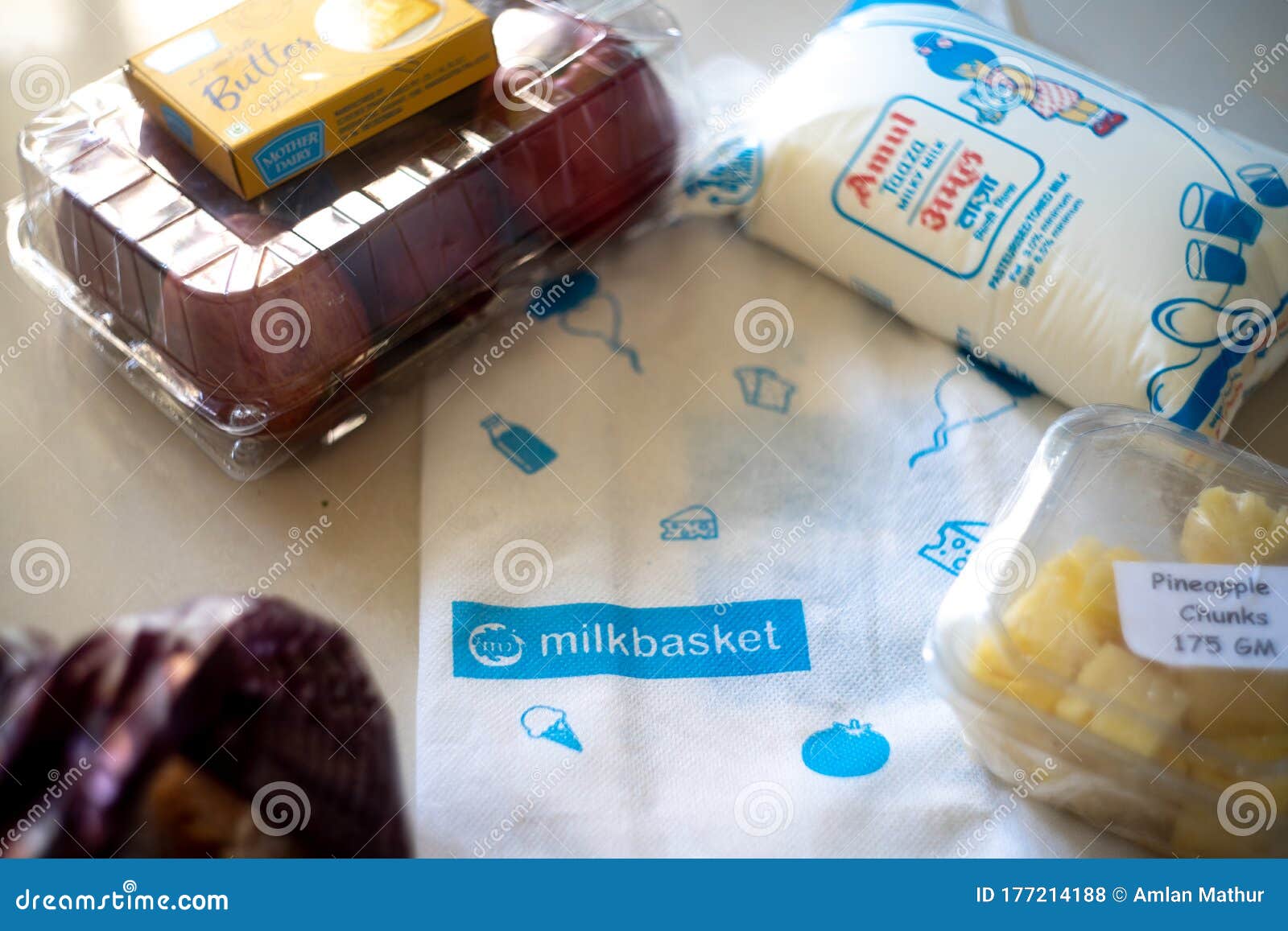 https://thumbs.dreamstime.com/z/imagen-plana-de-varios-productos-esenciales-para-el-hogar-como-frutas-mantequilla-leche-y-pan-procedentes-una-bolsa-mimbre-que-177214188.jpg