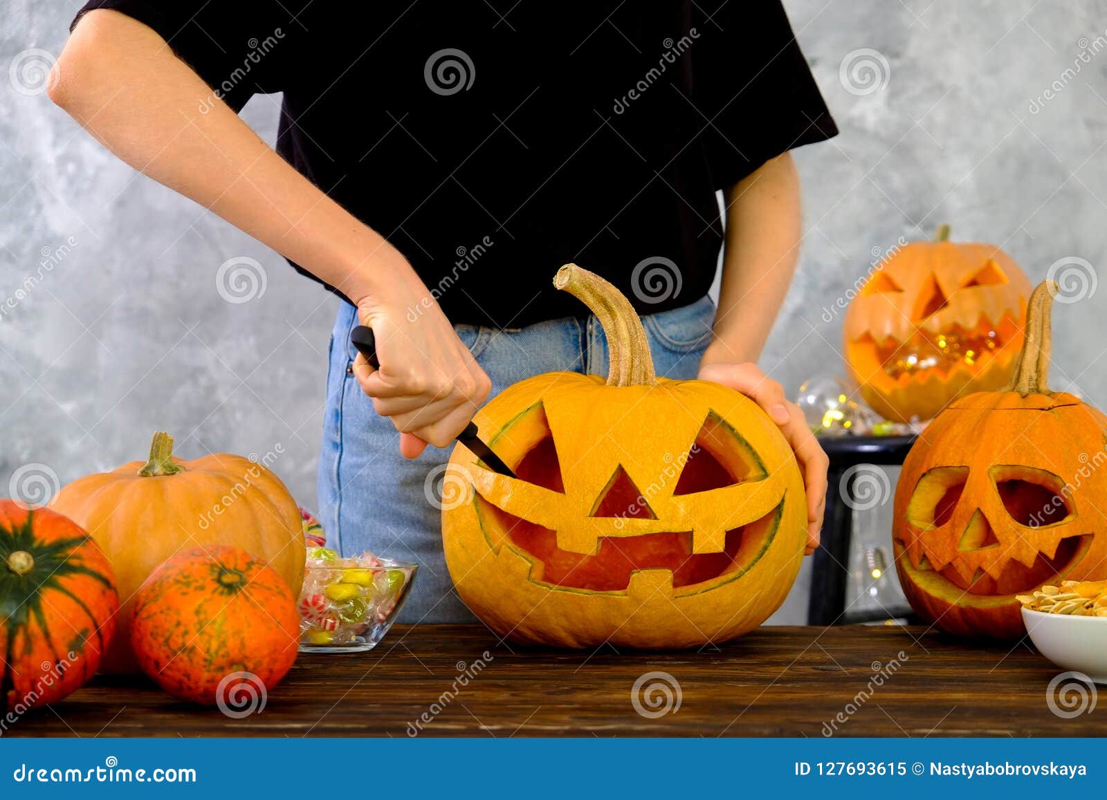 Imagen Temática De Halloween Con Las Calabazas Talladas En El Ambiente Del Partido De Casa Imagen de archivo - Imagen de manos, calabaza: 127693615 Imagen Temática De Halloween Con Las Calabazas Talladas En El Ambiente Del Partido De Casa Imagen de archivo - Imagen de manos, calabaza: 127693615