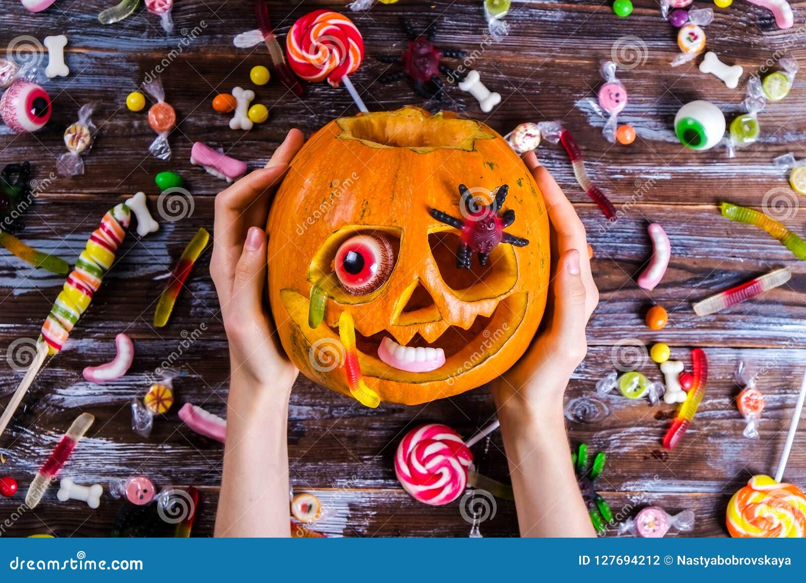 Imagen Temática De Halloween Con Las Calabazas Talladas En El Ambiente Del Partido De Casa Foto de archivo - Imagen de vector, asustadizo: 127694212 Imagen Temática De Halloween Con Las Calabazas Talladas En El Ambiente Del Partido De Casa Foto de archivo - Imagen de vector, asustadizo: 127694212