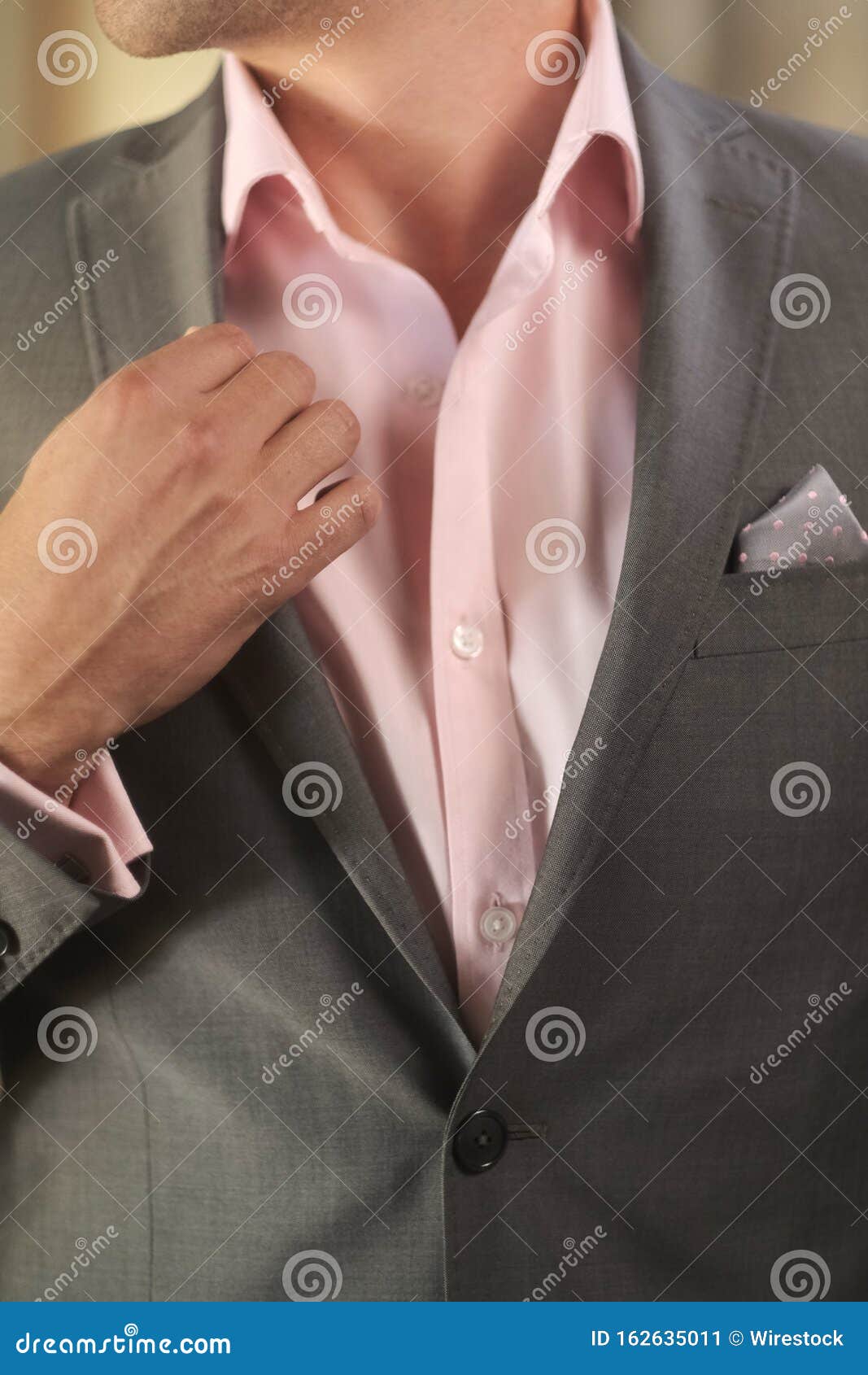obturador Península pereza Imagen Vertical De Un Novio Con Una Camisa Rosa Y Un Traje Gris,  Preparándose Para La Boda Imagen de archivo - Imagen de boutonniere,  chaqueta: 162635011