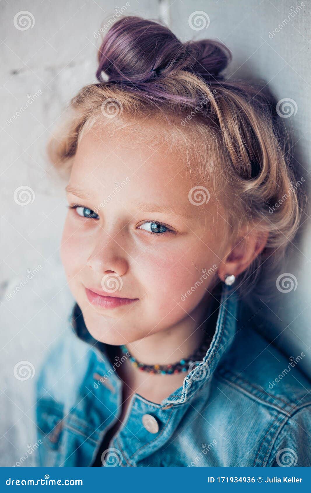 Immagine Autentica Di Una Bambina Russa Di 8 Anni Con Capelli Lilla  Colorati Fotografia Stock - Immagine di colorazione, modello: 171934936