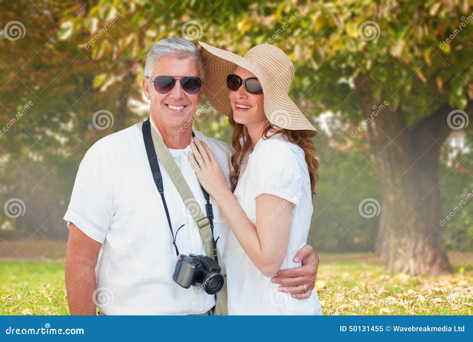 Immagine composita delle coppie vacationing. Coppie Vacationing contro gli alberi e prato nel parco