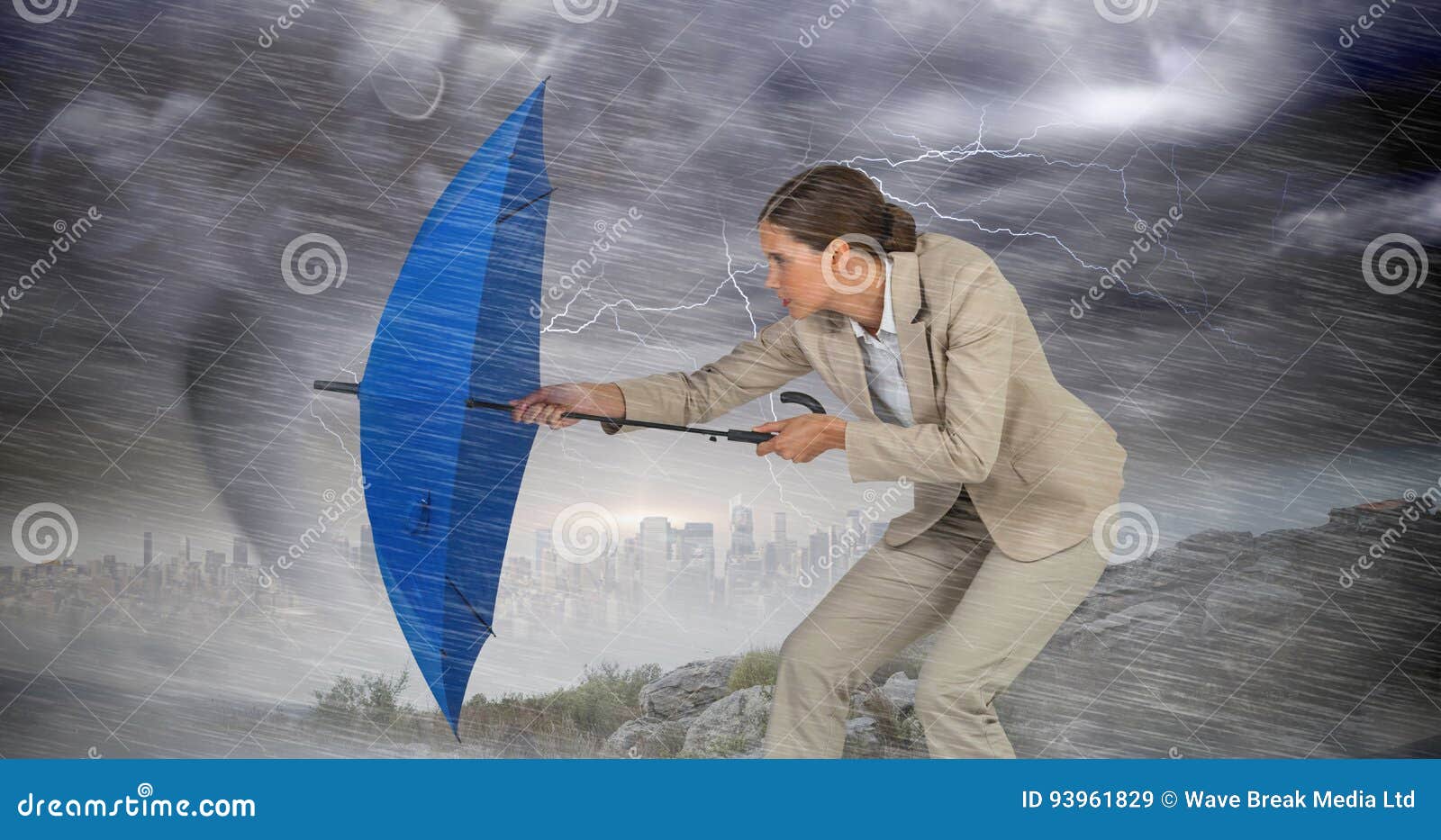 Immagine composita di integrale della donna di affari che difende con l'ombrello blu. Integrale della donna di affari che difende con l'ombrello blu contro il cielo tempestoso con il tornado sopra paesaggio urbano