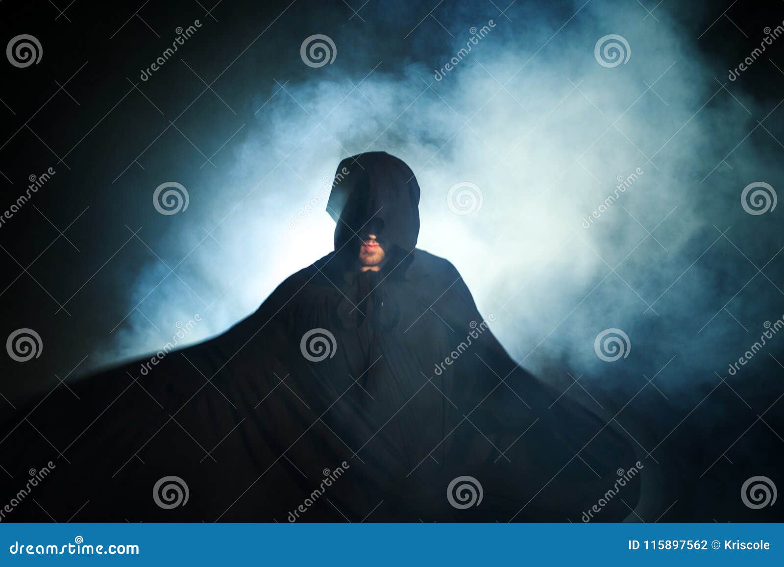 Immagine Triste Uomo in Un Mantello Nero Immagine Demonica Illusionista Del  Mago Fotografia Stock - Immagine di immaginazione, misterioso: 115897562