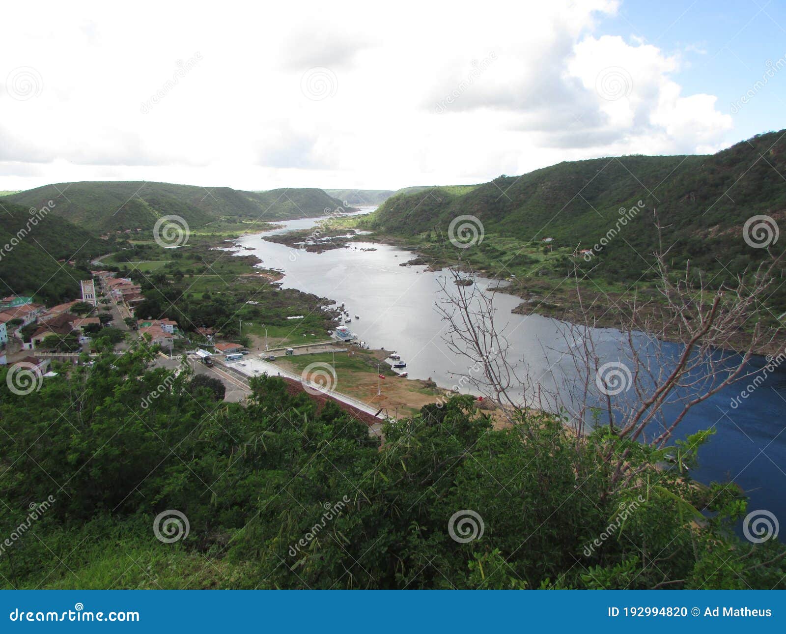 immensity of the sÃÂ£o francisco river between the states of sergipe and alagoas