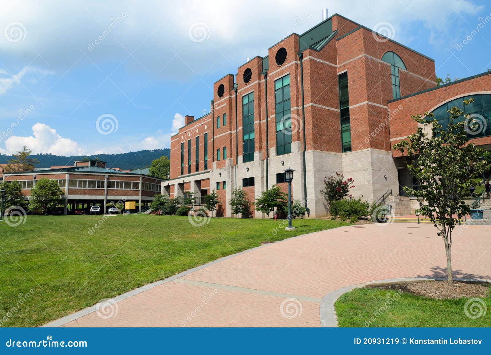 Immeuble moderne éducatif/bureaux sur le campus d'ASU dans Boone, OR