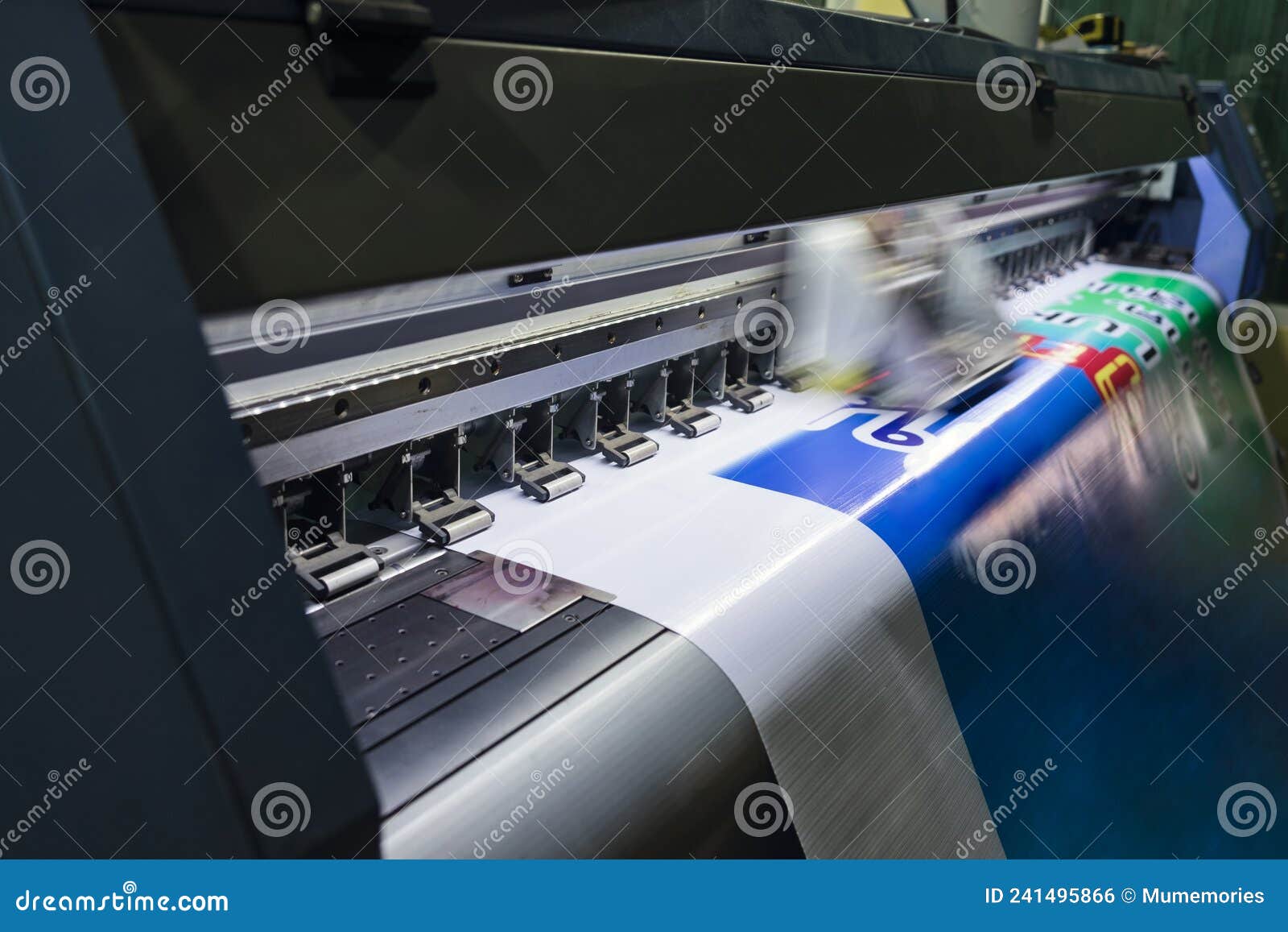 Impresora De Inyección De Tinta De Gran Formato Que Trabaja Con Papel De  Vinilo En El Lugar De Trabajo Foto de archivo - Imagen de anuncio,  negocios: 241495866