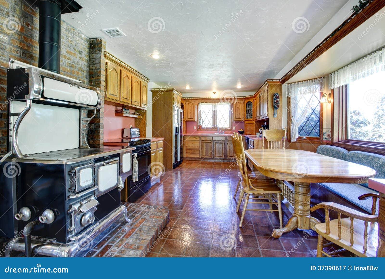 Impressive Farmhouse Kitchen Room With Antique Stove 